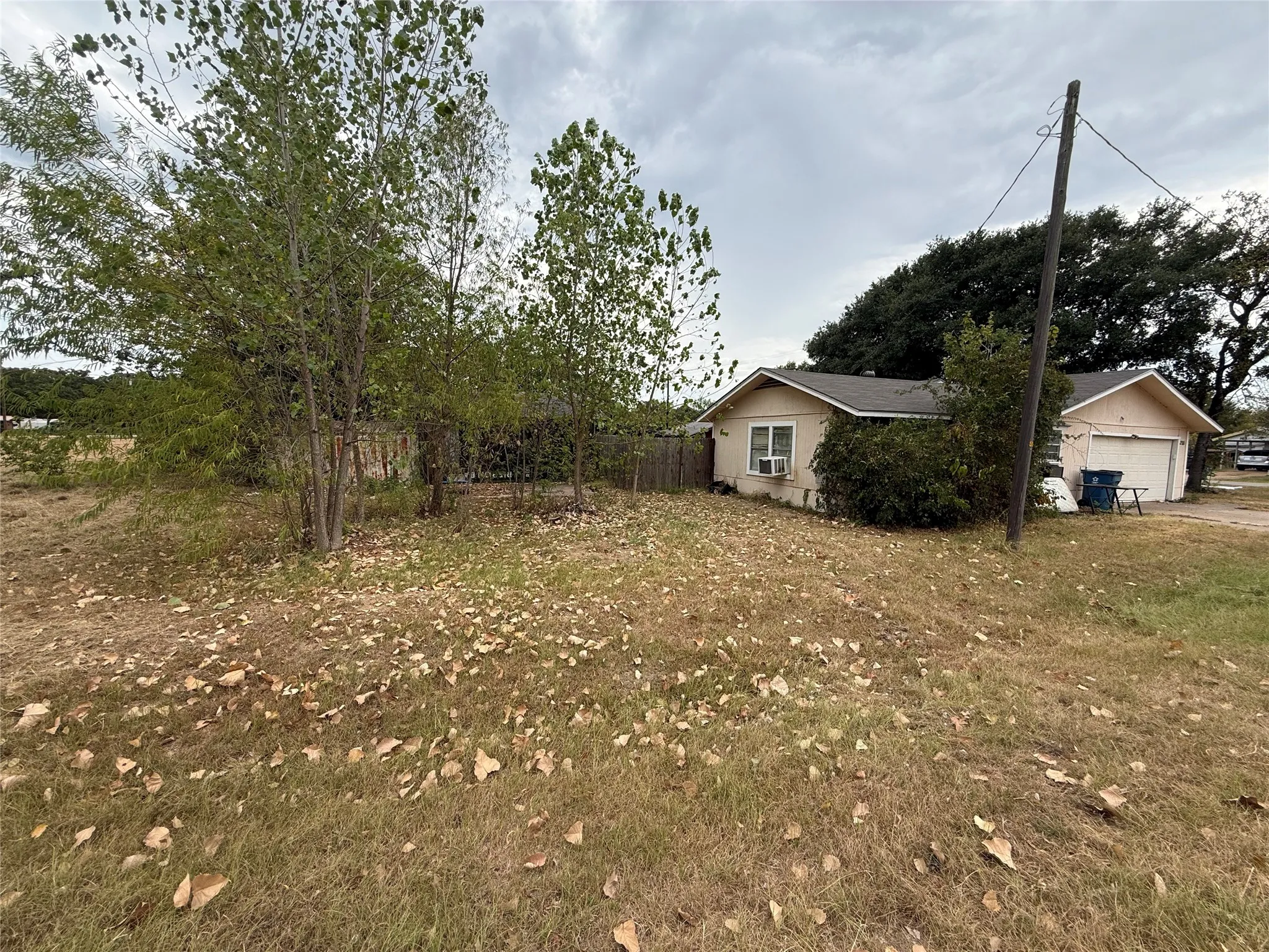 Single Family Residence For Sale in Henderson County , 201 Waikiki Trail, Tool, Texas 75143, 3 Bedroom, 2 Bathroom, 2 Garage spaces, 1,257 Sqft, built in 1990, mls#21377835, Real Estate Agent in Tool, Homes For Sale in Henderson county, Homes For Sale in Tool, Realtor in Tool Texas, Real Estate Brokerage Independent Realty Texas, Luminita Cordes Realtor