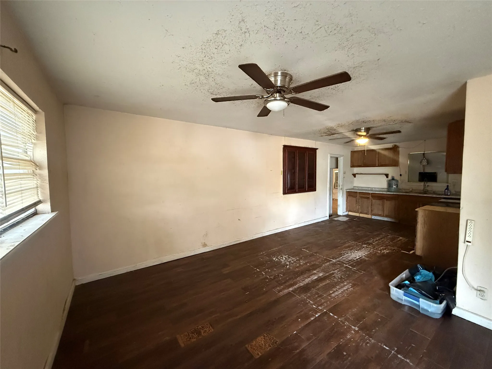Single Family Residence For Sale in Henderson County , 201 Waikiki Trail, Tool, Texas 75143, 3 Bedroom, 2 Bathroom, 2 Garage spaces, 1,257 Sqft, built in 1990, mls#21377835, Real Estate Agent in Tool, Homes For Sale in Henderson county, Homes For Sale in Tool, Realtor in Tool Texas, Real Estate Brokerage Independent Realty Texas, Luminita Cordes Realtor