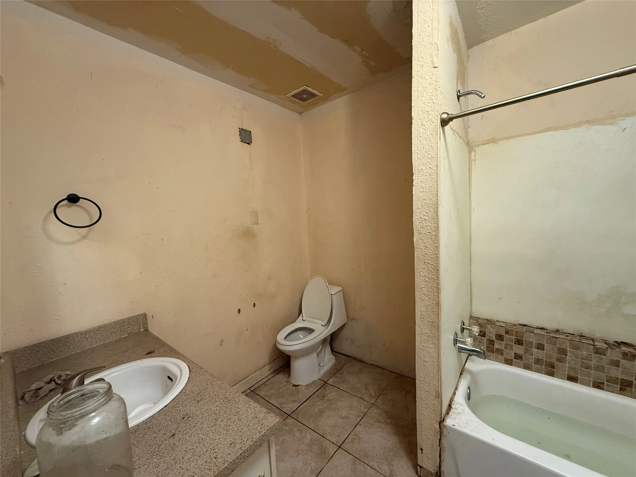 Single Family Residence For Sale in Henderson County , 201 Waikiki Trail, Tool, Texas 75143, 3 Bedroom, 2 Bathroom, 2 Garage spaces, 1,257 Sqft, built in 1990, mls#21377835, Real Estate Agent in Tool, Homes For Sale in Henderson county, Homes For Sale in Tool, Realtor in Tool Texas, Real Estate Brokerage Independent Realty Texas, Luminita Cordes Realtor