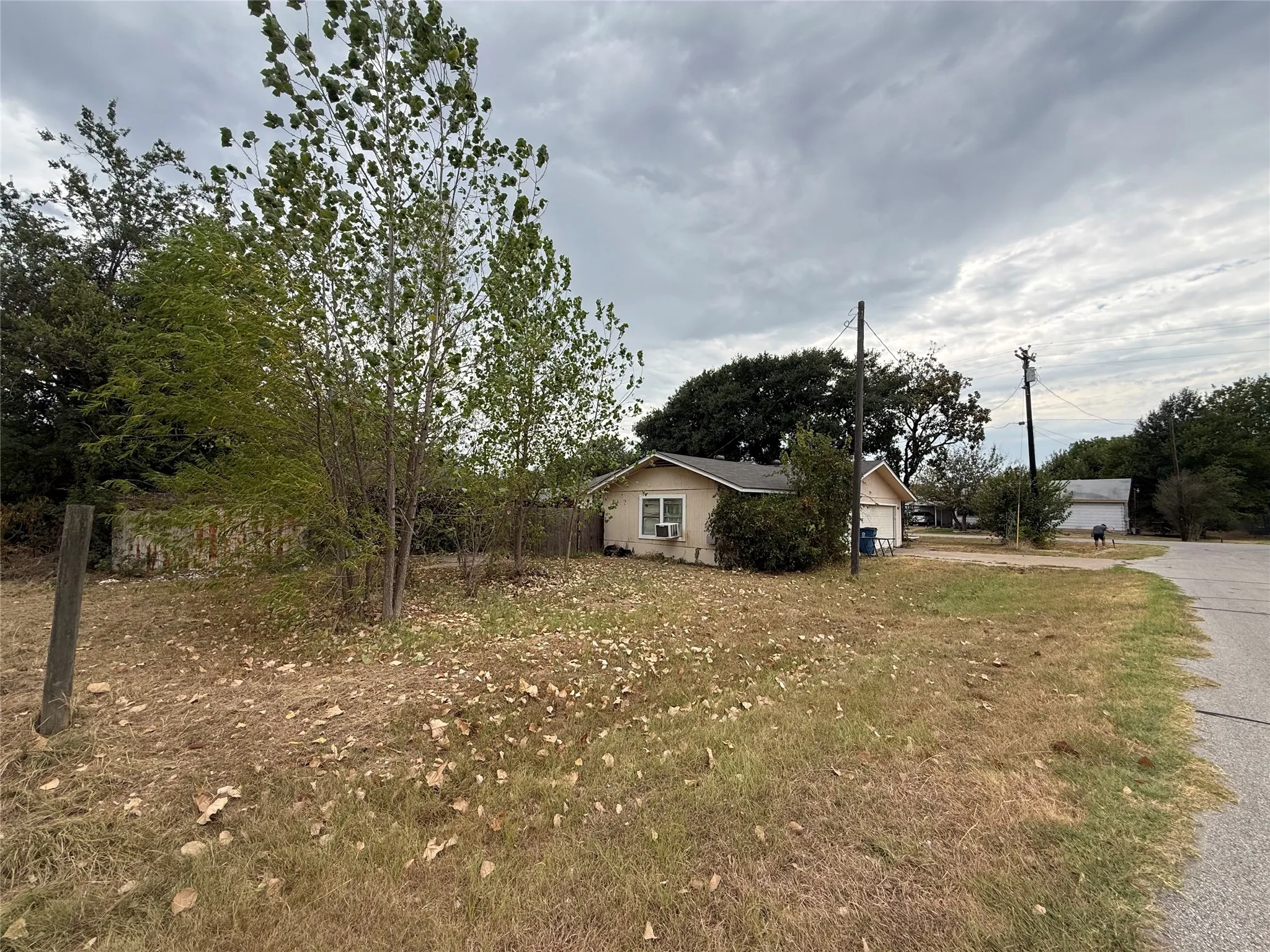 Single Family Residence For Sale in Henderson County , 201 Waikiki Trail, Tool, Texas 75143, 3 Bedroom, 2 Bathroom, 2 Garage spaces, 1,257 Sqft, built in 1990, mls#21377835, Real Estate Agent in Tool, Homes For Sale in Henderson county, Homes For Sale in Tool, Realtor in Tool Texas, Real Estate Brokerage Independent Realty Texas, Luminita Cordes Realtor
