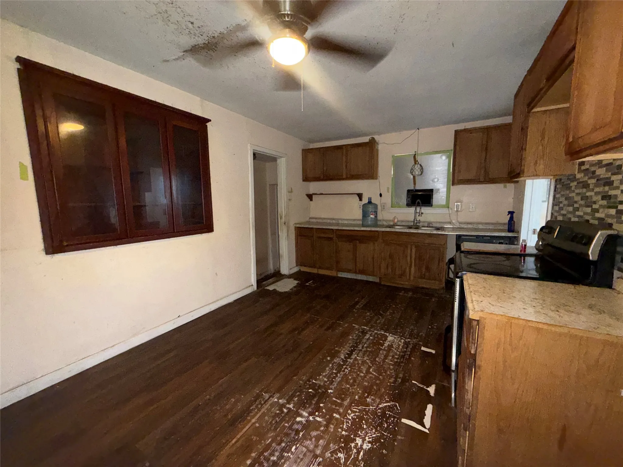 Single Family Residence For Sale in Henderson County , 201 Waikiki Trail, Tool, Texas 75143, 3 Bedroom, 2 Bathroom, 2 Garage spaces, 1,257 Sqft, built in 1990, mls#21377835, Real Estate Agent in Tool, Homes For Sale in Henderson county, Homes For Sale in Tool, Realtor in Tool Texas, Real Estate Brokerage Independent Realty Texas, Luminita Cordes Realtor