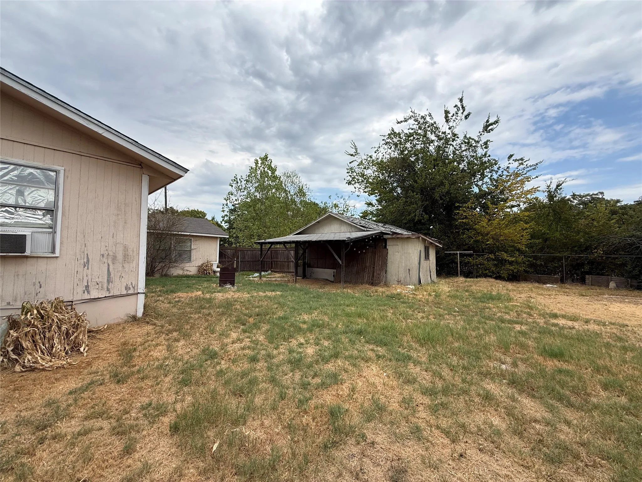 Single Family Residence For Sale in Henderson County , 201 Waikiki Trail, Tool, Texas 75143, 3 Bedroom, 2 Bathroom, 2 Garage spaces, 1,257 Sqft, built in 1990, mls#21377835, Real Estate Agent in Tool, Homes For Sale in Henderson county, Homes For Sale in Tool, Realtor in Tool Texas, Real Estate Brokerage Independent Realty Texas, Luminita Cordes Realtor
