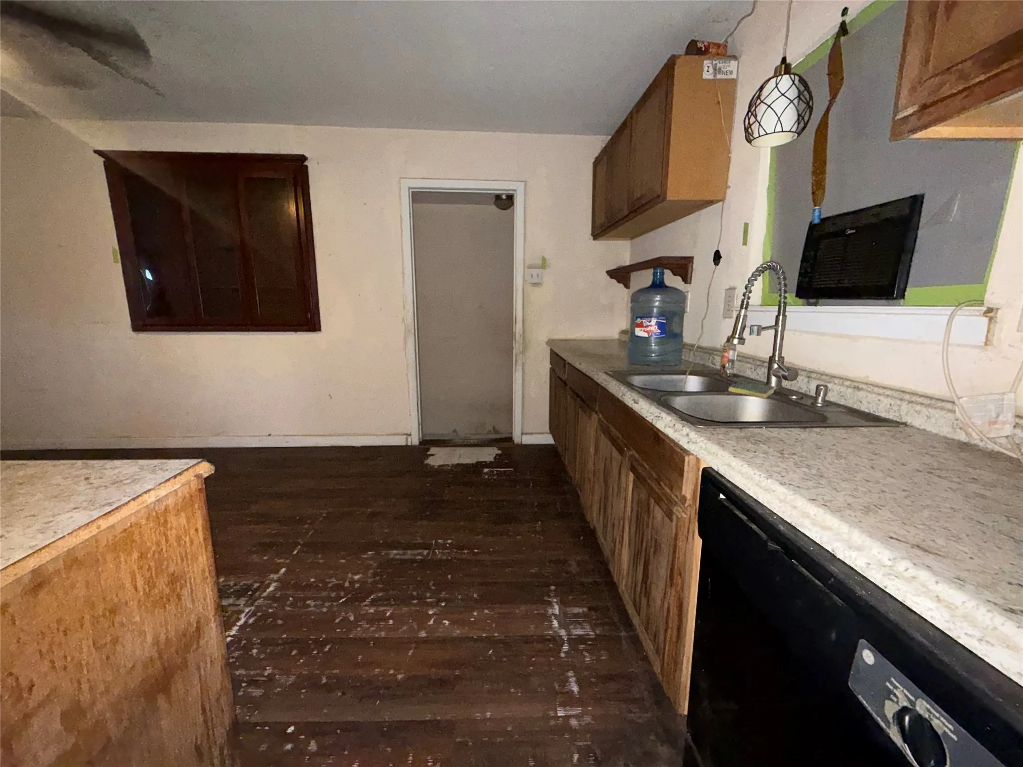 Single Family Residence For Sale in Henderson County , 201 Waikiki Trail, Tool, Texas 75143, 3 Bedroom, 2 Bathroom, 2 Garage spaces, 1,257 Sqft, built in 1990, mls#21377835, Real Estate Agent in Tool, Homes For Sale in Henderson county, Homes For Sale in Tool, Realtor in Tool Texas, Real Estate Brokerage Independent Realty Texas, Luminita Cordes Realtor