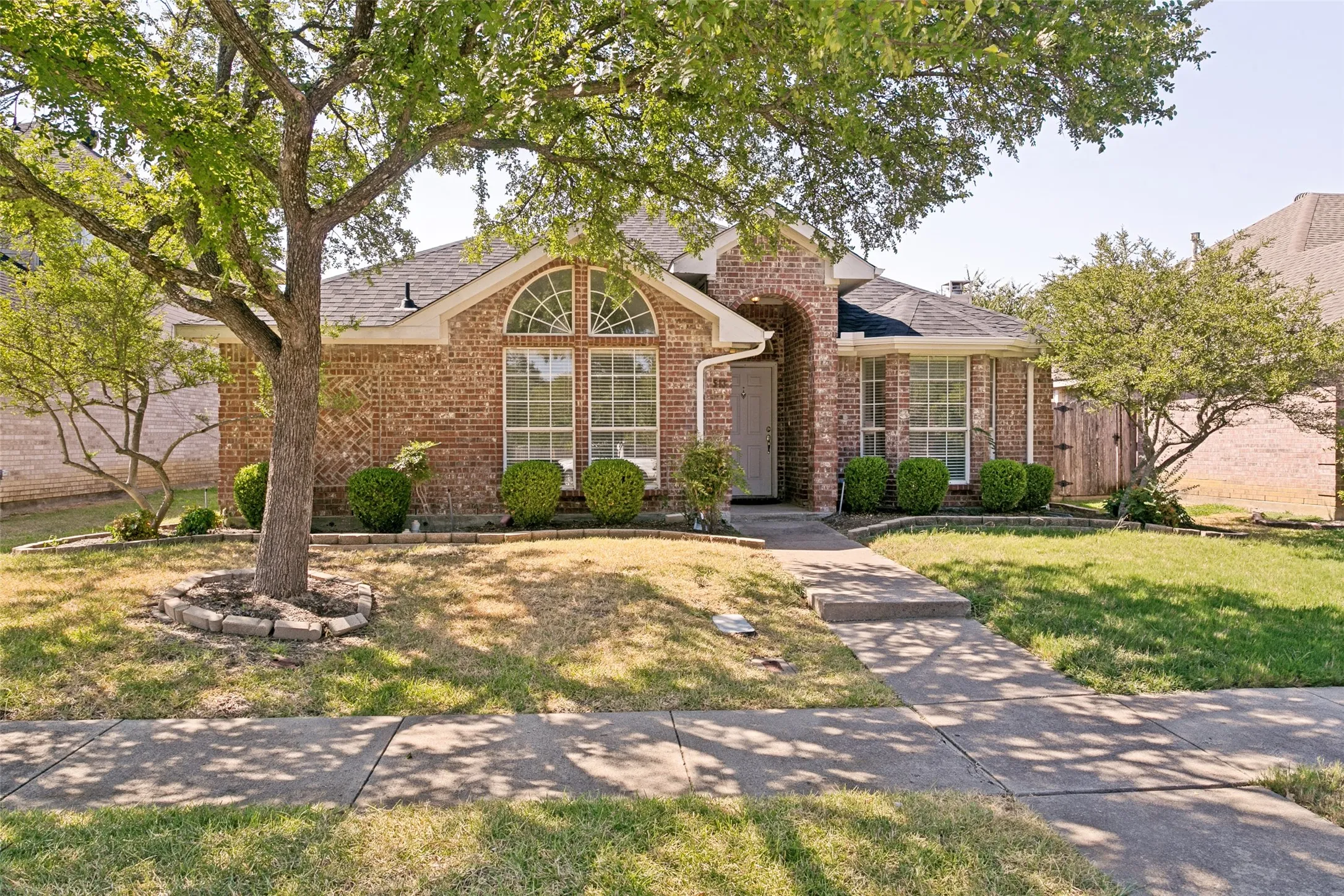 Single Family Residence For Sale in Denton County , 513 Creek Court, Lewisville, Texas 75067, 3 Bedroom, 2 Bathroom, 2 Garage spaces, 1,493 Sqft, built in 1999, mls#21370882, Real Estate Agent in Lewisville, Homes For Sale in Denton county, Homes For Sale in Lewisville, Realtor in Lewisville Texas, Real Estate Brokerage Independent Realty Texas, Luminita Cordes Realtor