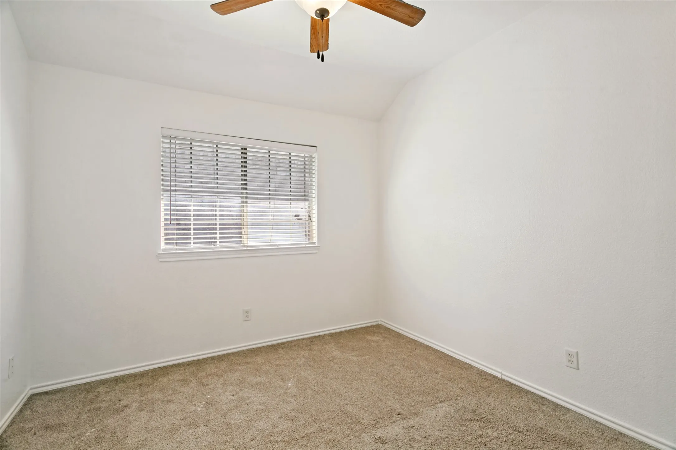 Single Family Residence For Sale in Denton County , 513 Creek Court, Lewisville, Texas 75067, 3 Bedroom, 2 Bathroom, 2 Garage spaces, 1,493 Sqft, built in 1999, mls#21370882, Real Estate Agent in Lewisville, Homes For Sale in Denton county, Homes For Sale in Lewisville, Realtor in Lewisville Texas, Real Estate Brokerage Independent Realty Texas, Luminita Cordes Realtor