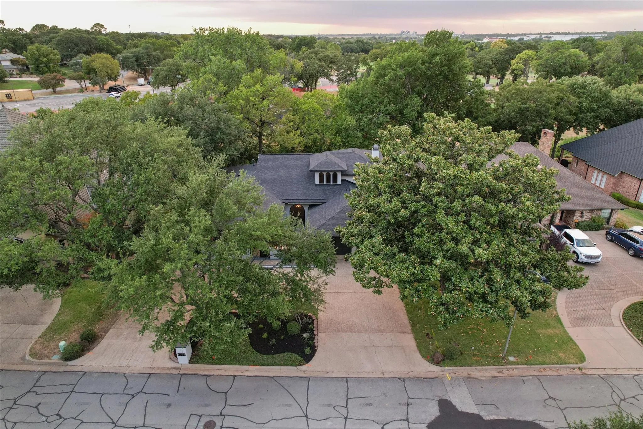 Single Family Residence For Sale in Tarrant County , 1422 Country Club Road, Arlington, Texas 76013, 3 Bedroom, 4 Bathroom, 2 Garage spaces, 3,256 Sqft, built in 1980, mls#21373163, Real Estate Agent in Arlington, Homes For Sale in Tarrant county, Homes For Sale in Arlington, Realtor in Arlington Texas, Real Estate Brokerage Independent Realty Texas, Luminita Cordes Realtor