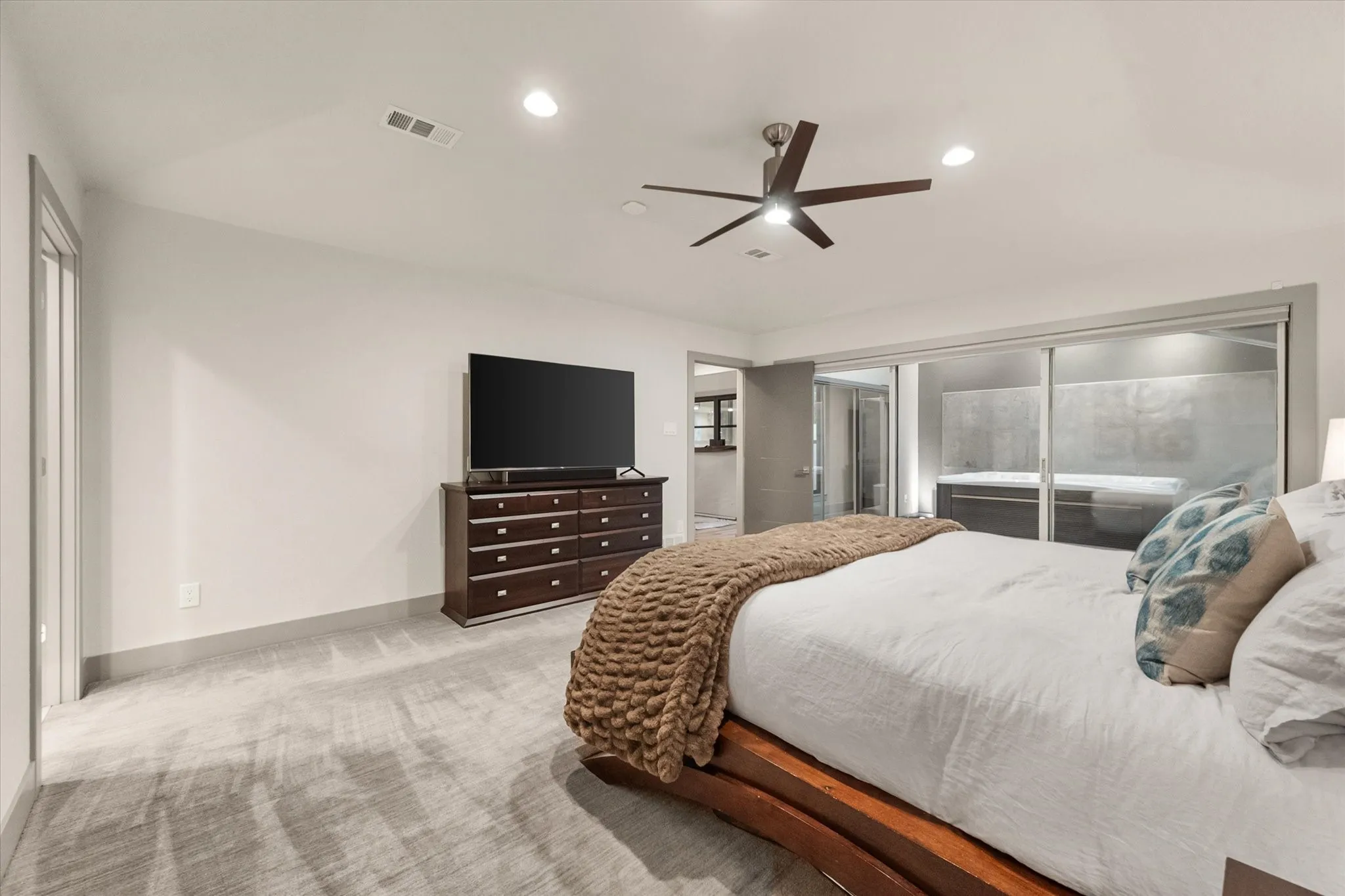 Single Family Residence For Sale in Tarrant County , 1422 Country Club Road, Arlington, Texas 76013, 3 Bedroom, 4 Bathroom, 2 Garage spaces, 3,256 Sqft, built in 1980, mls#21373163, Real Estate Agent in Arlington, Homes For Sale in Tarrant county, Homes For Sale in Arlington, Realtor in Arlington Texas, Real Estate Brokerage Independent Realty Texas, Luminita Cordes Realtor