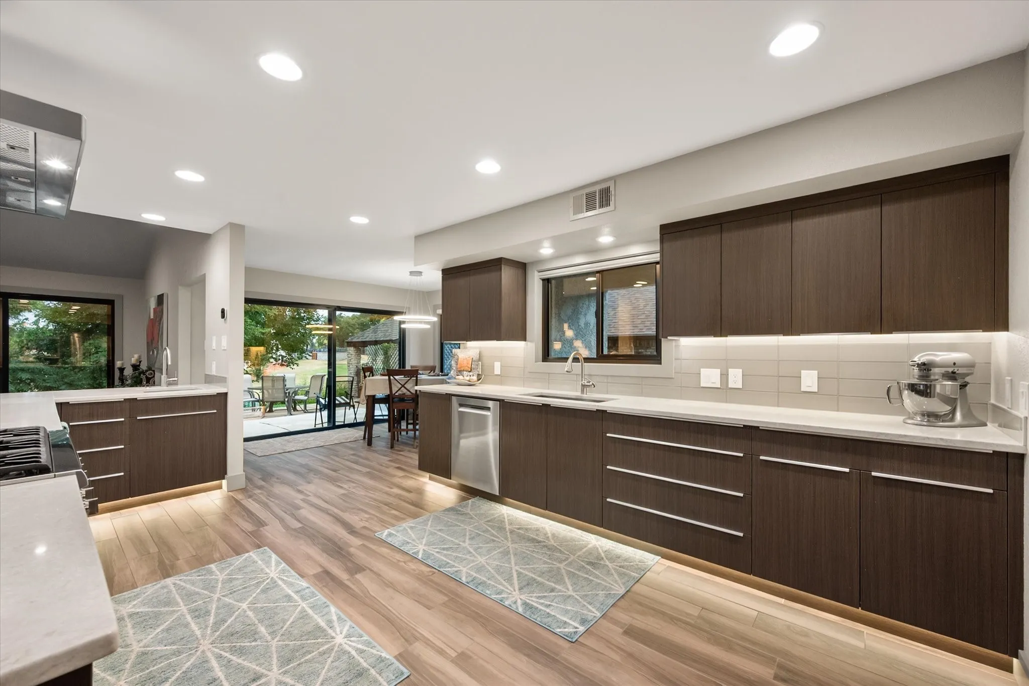 Single Family Residence For Sale in Tarrant County , 1422 Country Club Road, Arlington, Texas 76013, 3 Bedroom, 4 Bathroom, 2 Garage spaces, 3,256 Sqft, built in 1980, mls#21373163, Real Estate Agent in Arlington, Homes For Sale in Tarrant county, Homes For Sale in Arlington, Realtor in Arlington Texas, Real Estate Brokerage Independent Realty Texas, Luminita Cordes Realtor