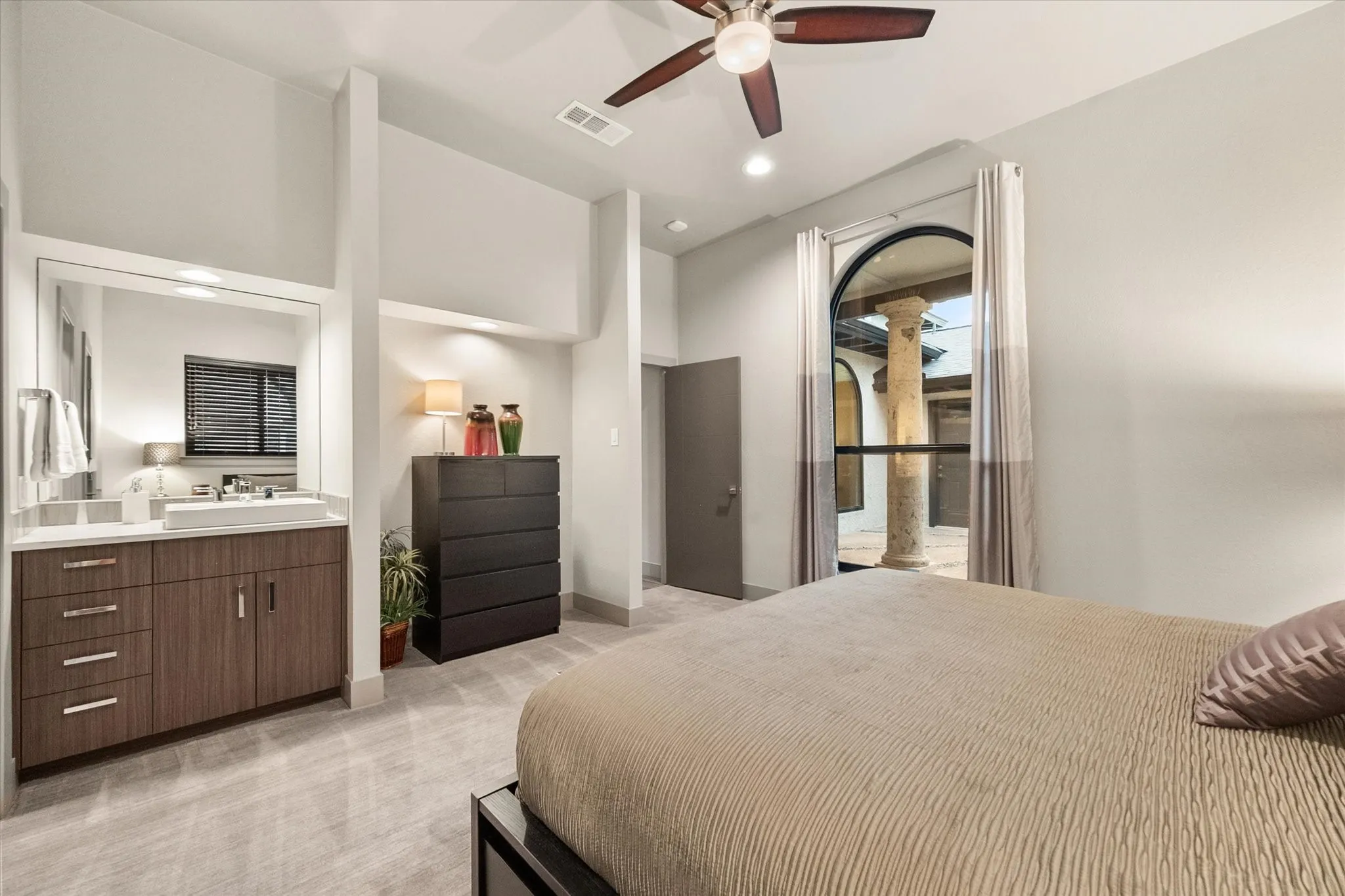 Single Family Residence For Sale in Tarrant County , 1422 Country Club Road, Arlington, Texas 76013, 3 Bedroom, 4 Bathroom, 2 Garage spaces, 3,256 Sqft, built in 1980, mls#21373163, Real Estate Agent in Arlington, Homes For Sale in Tarrant county, Homes For Sale in Arlington, Realtor in Arlington Texas, Real Estate Brokerage Independent Realty Texas, Luminita Cordes Realtor