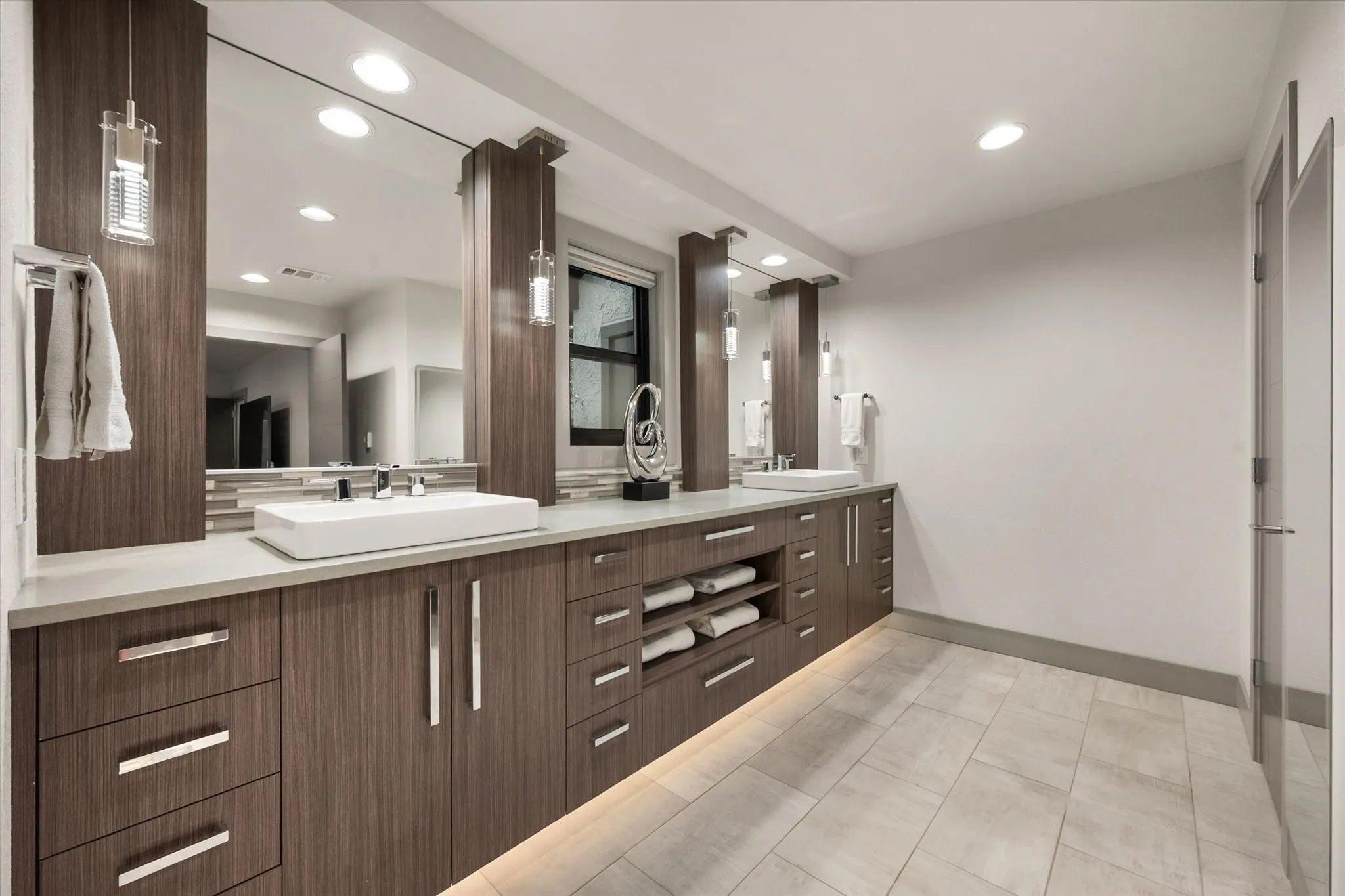 Single Family Residence For Sale in Tarrant County , 1422 Country Club Road, Arlington, Texas 76013, 3 Bedroom, 4 Bathroom, 2 Garage spaces, 3,256 Sqft, built in 1980, mls#21373163, Real Estate Agent in Arlington, Homes For Sale in Tarrant county, Homes For Sale in Arlington, Realtor in Arlington Texas, Real Estate Brokerage Independent Realty Texas, Luminita Cordes Realtor