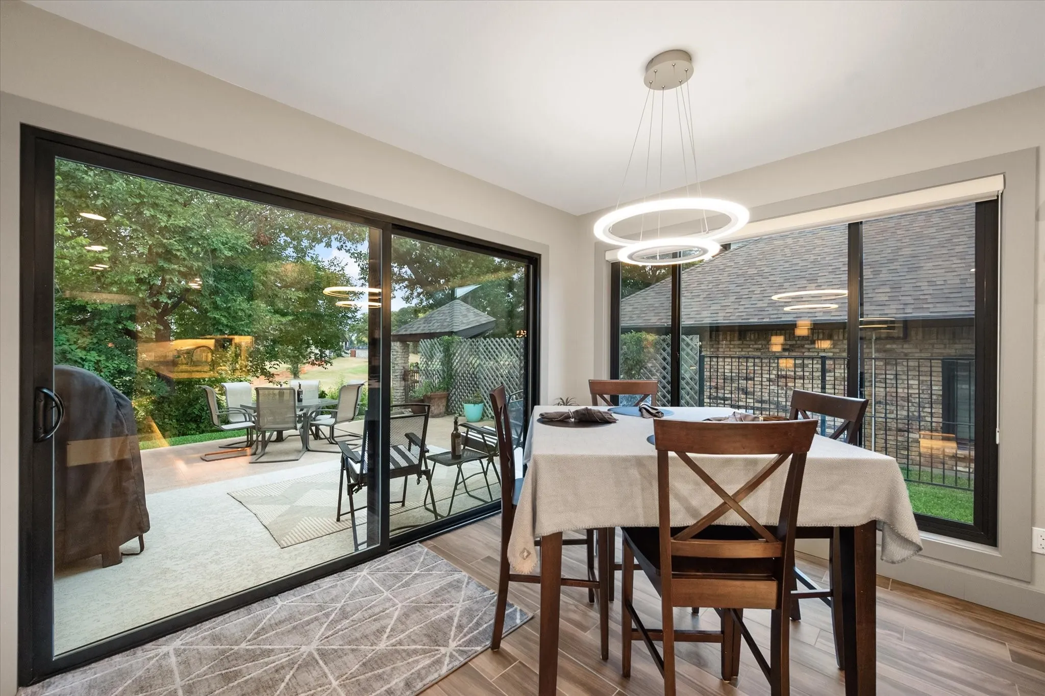 Single Family Residence For Sale in Tarrant County , 1422 Country Club Road, Arlington, Texas 76013, 3 Bedroom, 4 Bathroom, 2 Garage spaces, 3,256 Sqft, built in 1980, mls#21373163, Real Estate Agent in Arlington, Homes For Sale in Tarrant county, Homes For Sale in Arlington, Realtor in Arlington Texas, Real Estate Brokerage Independent Realty Texas, Luminita Cordes Realtor
