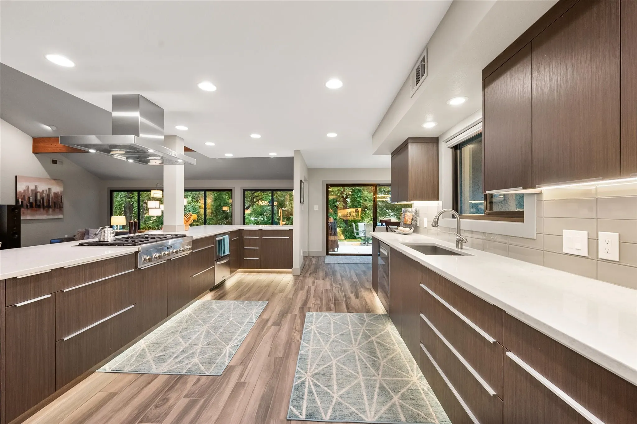 Single Family Residence For Sale in Tarrant County , 1422 Country Club Road, Arlington, Texas 76013, 3 Bedroom, 4 Bathroom, 2 Garage spaces, 3,256 Sqft, built in 1980, mls#21373163, Real Estate Agent in Arlington, Homes For Sale in Tarrant county, Homes For Sale in Arlington, Realtor in Arlington Texas, Real Estate Brokerage Independent Realty Texas, Luminita Cordes Realtor