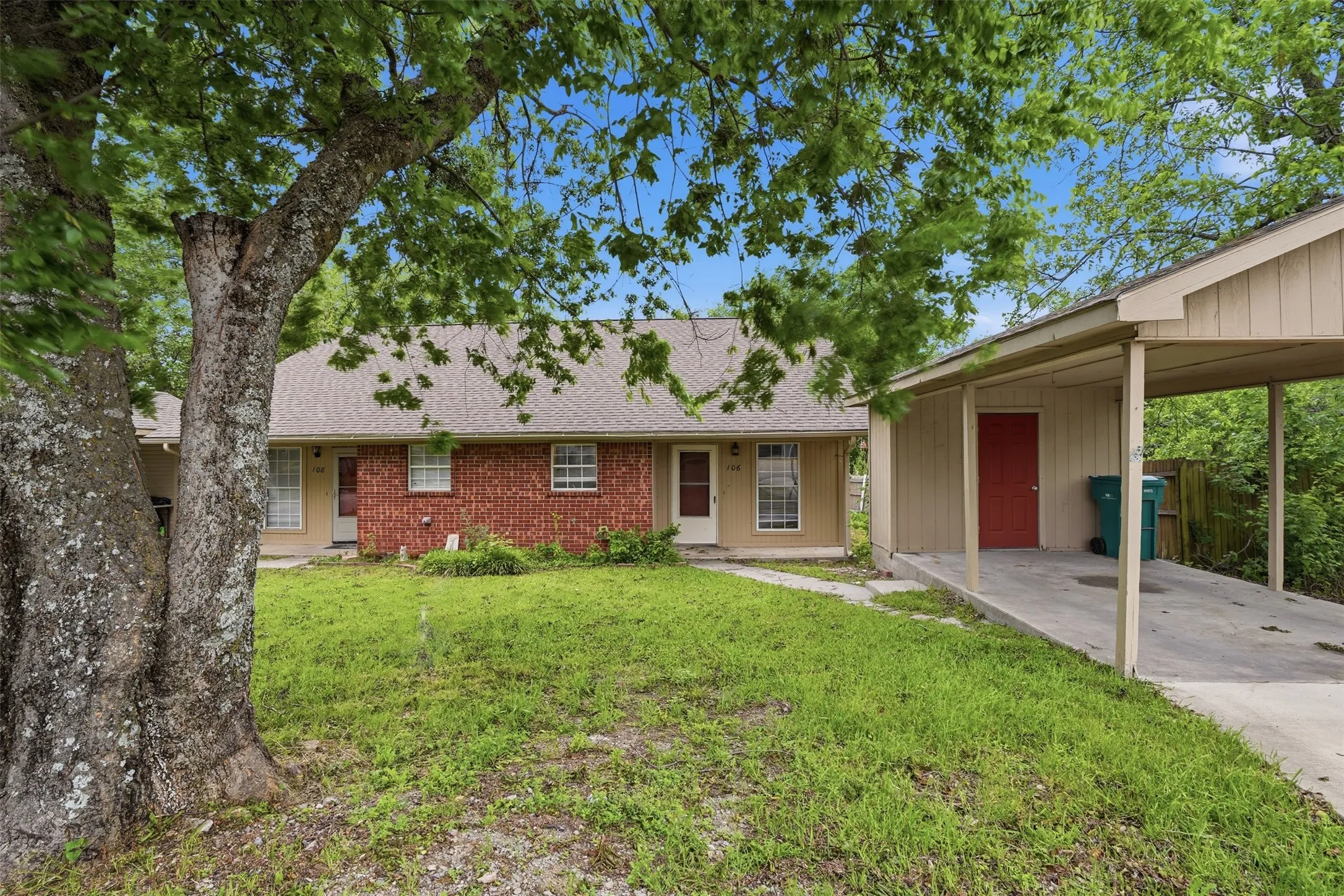 Duplex For Rent in Grayson County , 106 Shaw Street 106, Tom Bean, Texas 75491, 2 Bedroom, 1 Bathroom, Garage spaces, 938 Sqft, built in 1996, mls#21377870, Real Estate Agent in Tom Bean, Homes For Rent in Grayson county, Homes For Rent in Tom Bean, Realtor in Tom Bean Texas, Real Estate Brokerage Independent Realty Texas, Luminita Cordes Realtor