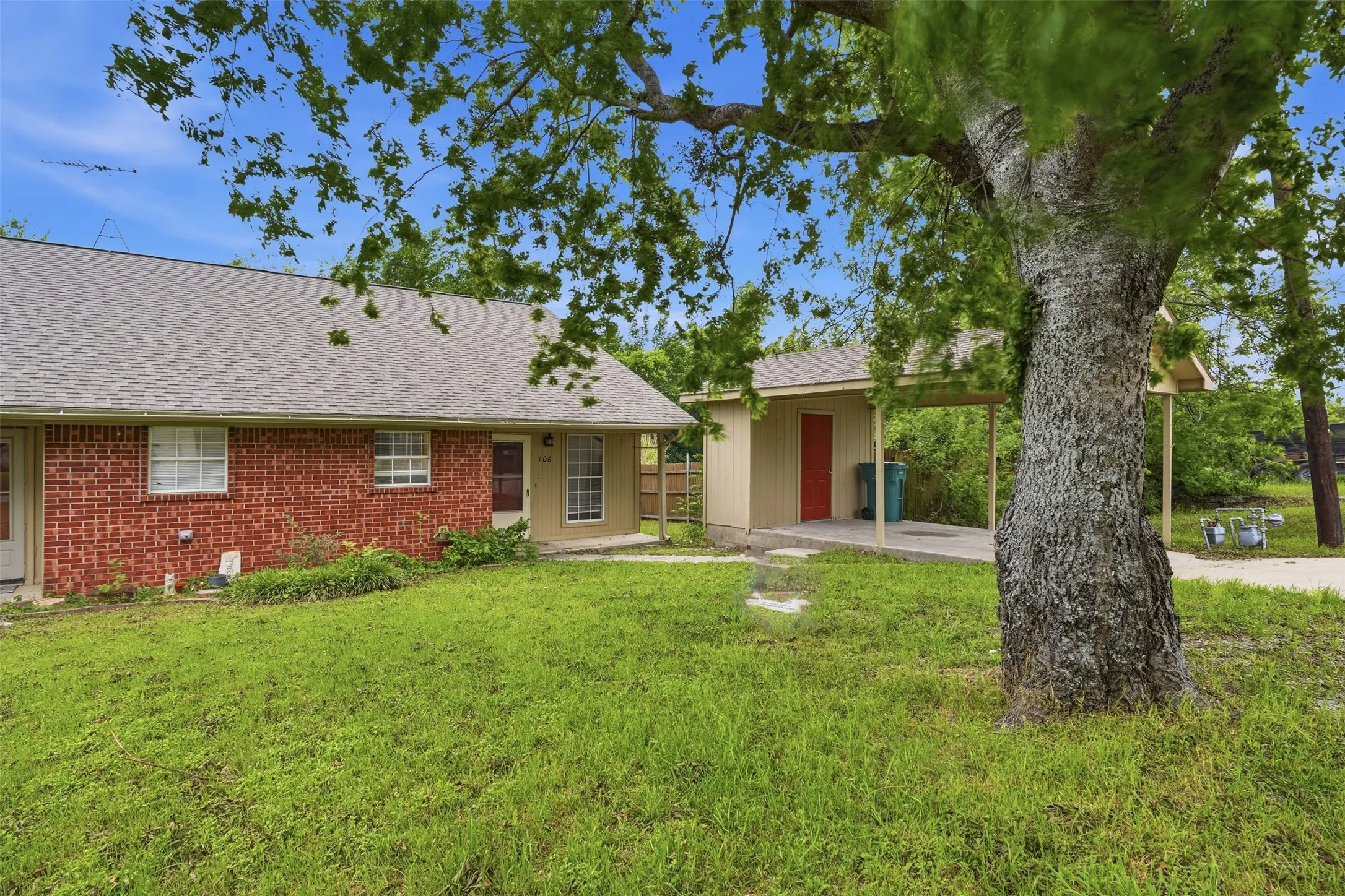 Duplex For Rent in Grayson County , 106 Shaw Street 106, Tom Bean, Texas 75491, 2 Bedroom, 1 Bathroom, Garage spaces, 938 Sqft, built in 1996, mls#21377870, Real Estate Agent in Tom Bean, Homes For Rent in Grayson county, Homes For Rent in Tom Bean, Realtor in Tom Bean Texas, Real Estate Brokerage Independent Realty Texas, Luminita Cordes Realtor