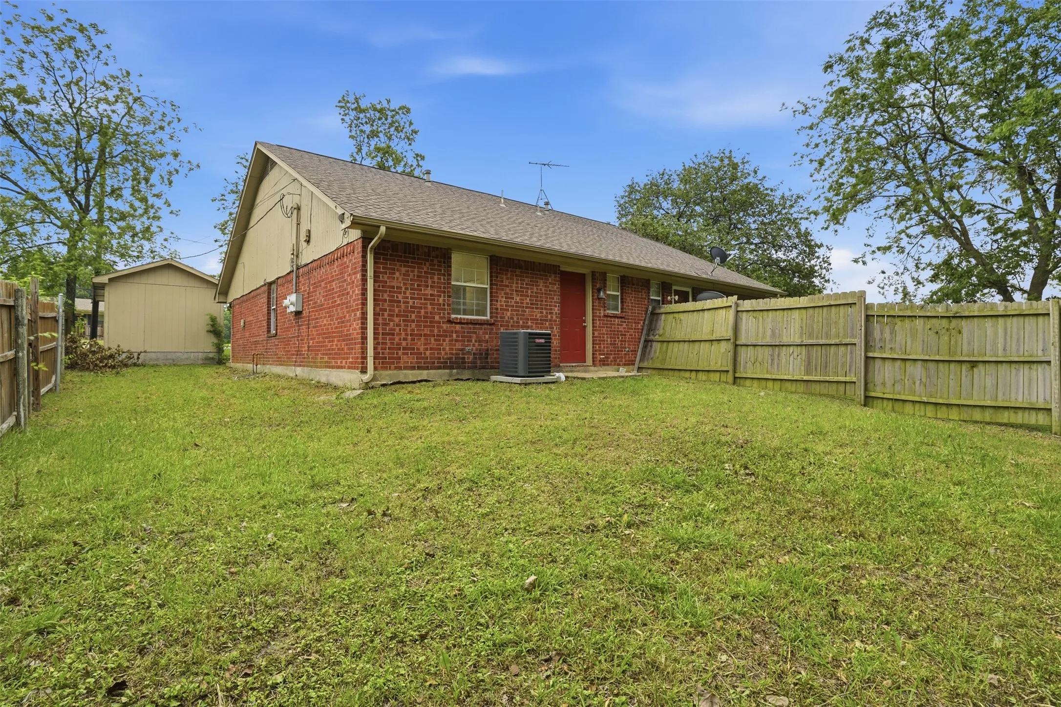 Duplex For Rent in Grayson County , 106 Shaw Street 106, Tom Bean, Texas 75491, 2 Bedroom, 1 Bathroom, Garage spaces, 938 Sqft, built in 1996, mls#21377870, Real Estate Agent in Tom Bean, Homes For Rent in Grayson county, Homes For Rent in Tom Bean, Realtor in Tom Bean Texas, Real Estate Brokerage Independent Realty Texas, Luminita Cordes Realtor