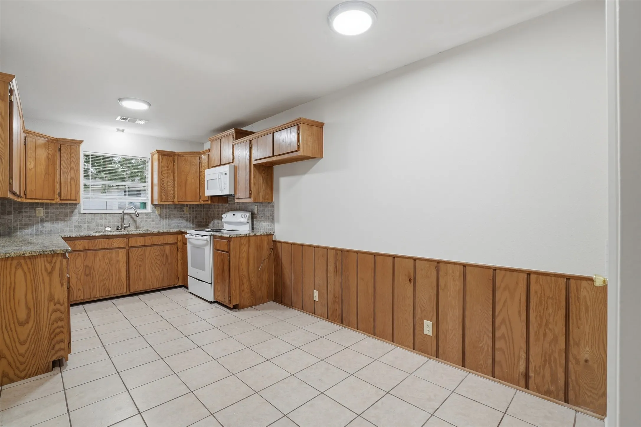 Duplex For Rent in Grayson County , 106 Shaw Street 106, Tom Bean, Texas 75491, 2 Bedroom, 1 Bathroom, Garage spaces, 938 Sqft, built in 1996, mls#21377870, Real Estate Agent in Tom Bean, Homes For Rent in Grayson county, Homes For Rent in Tom Bean, Realtor in Tom Bean Texas, Real Estate Brokerage Independent Realty Texas, Luminita Cordes Realtor