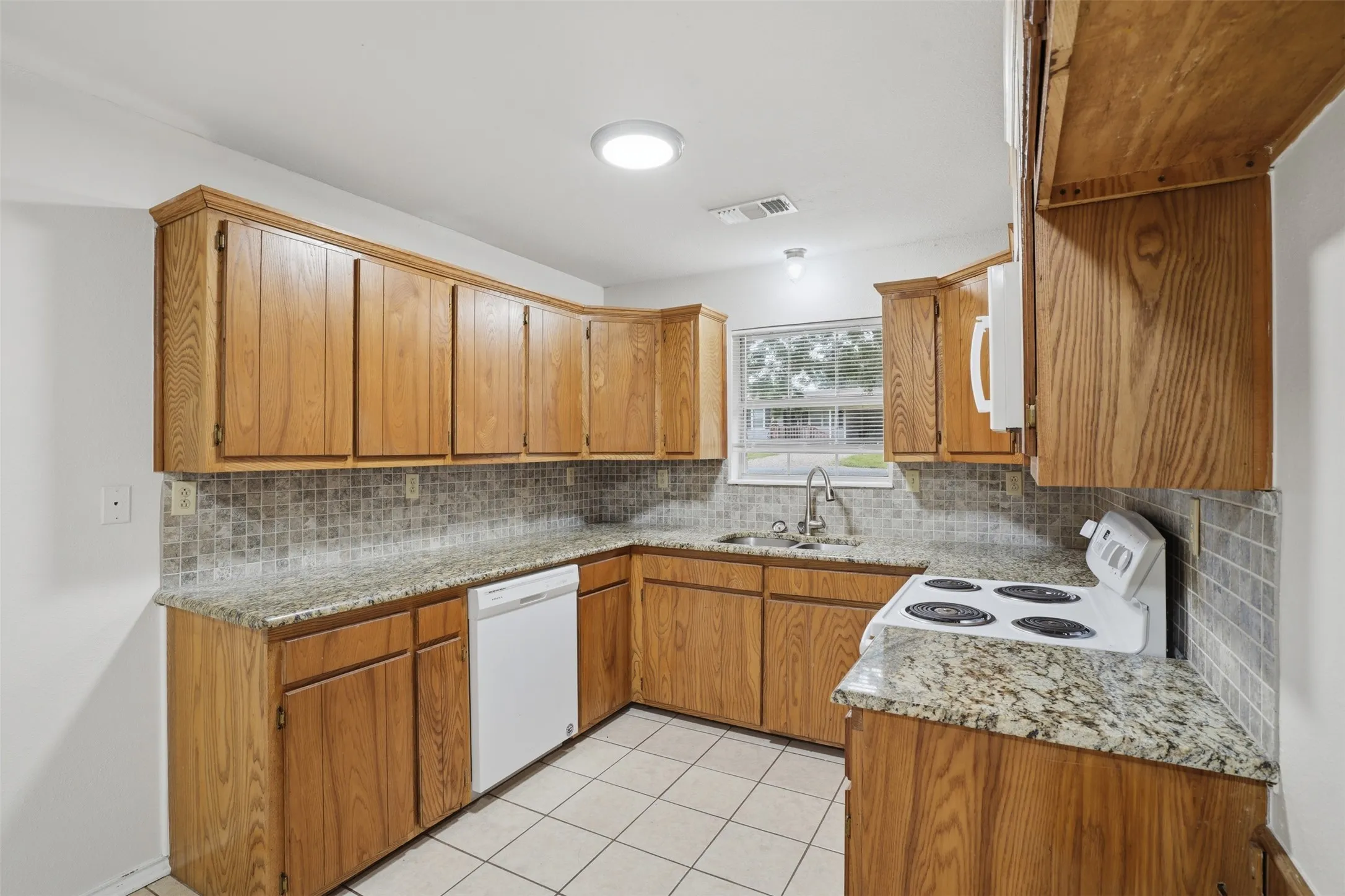 Duplex For Rent in Grayson County , 106 Shaw Street 106, Tom Bean, Texas 75491, 2 Bedroom, 1 Bathroom, Garage spaces, 938 Sqft, built in 1996, mls#21377870, Real Estate Agent in Tom Bean, Homes For Rent in Grayson county, Homes For Rent in Tom Bean, Realtor in Tom Bean Texas, Real Estate Brokerage Independent Realty Texas, Luminita Cordes Realtor
