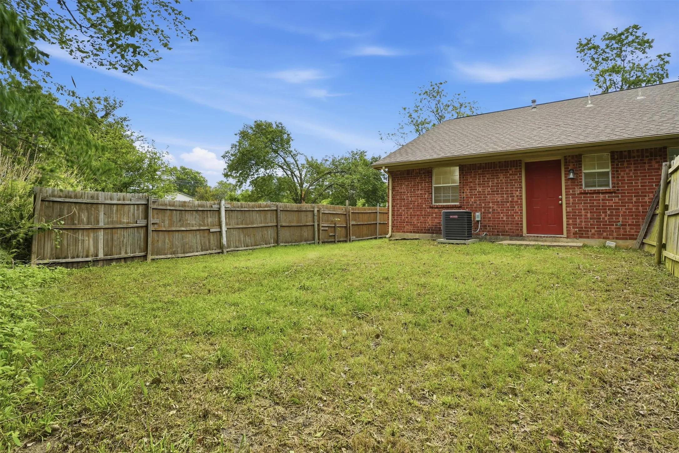 Duplex For Rent in Grayson County , 106 Shaw Street 106, Tom Bean, Texas 75491, 2 Bedroom, 1 Bathroom, Garage spaces, 938 Sqft, built in 1996, mls#21377870, Real Estate Agent in Tom Bean, Homes For Rent in Grayson county, Homes For Rent in Tom Bean, Realtor in Tom Bean Texas, Real Estate Brokerage Independent Realty Texas, Luminita Cordes Realtor