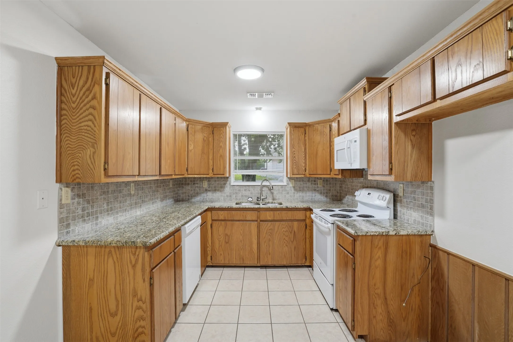 Duplex For Rent in Grayson County , 106 Shaw Street 106, Tom Bean, Texas 75491, 2 Bedroom, 1 Bathroom, Garage spaces, 938 Sqft, built in 1996, mls#21377870, Real Estate Agent in Tom Bean, Homes For Rent in Grayson county, Homes For Rent in Tom Bean, Realtor in Tom Bean Texas, Real Estate Brokerage Independent Realty Texas, Luminita Cordes Realtor