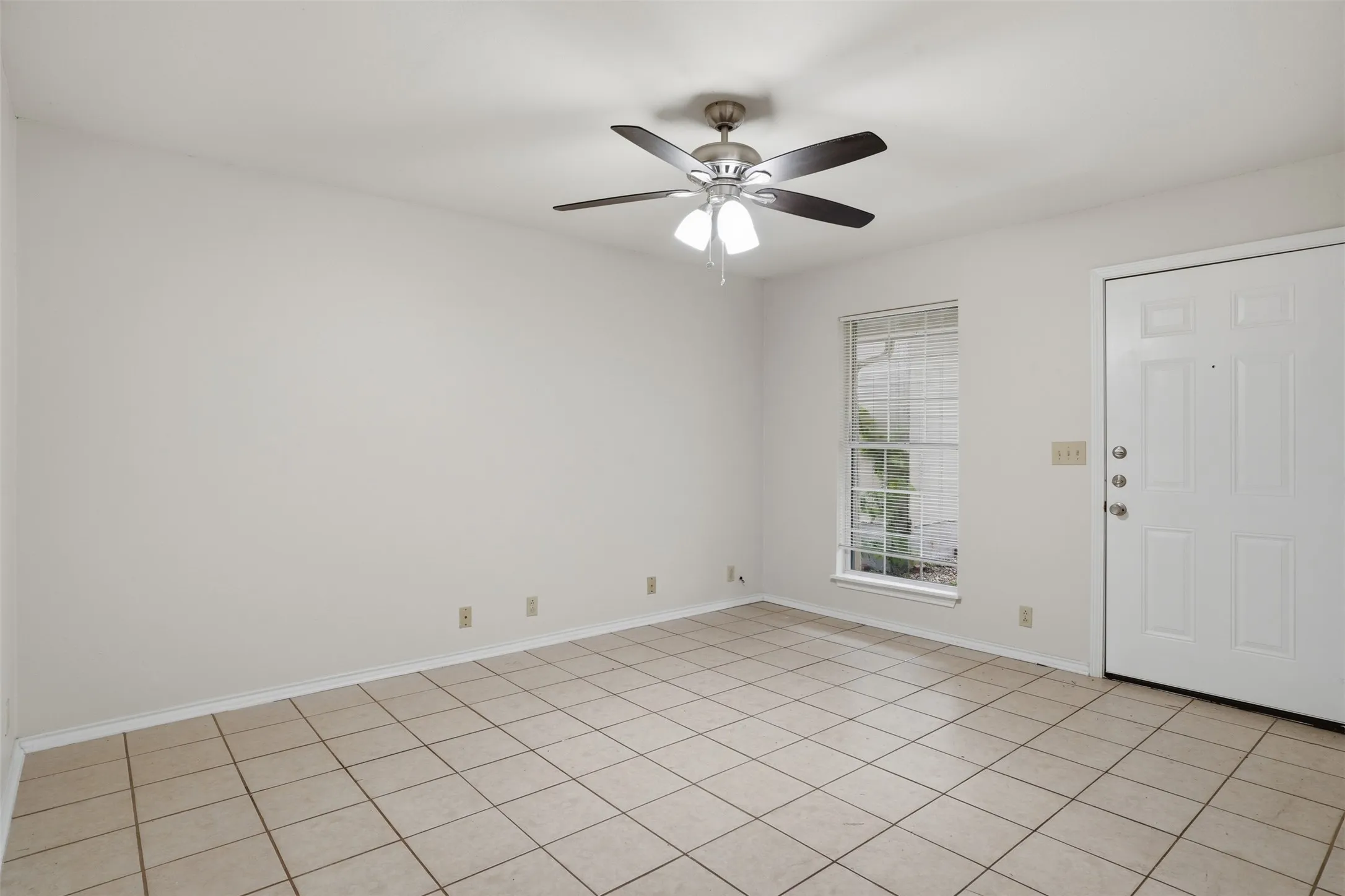 Duplex For Rent in Grayson County , 106 Shaw Street 106, Tom Bean, Texas 75491, 2 Bedroom, 1 Bathroom, Garage spaces, 938 Sqft, built in 1996, mls#21377870, Real Estate Agent in Tom Bean, Homes For Rent in Grayson county, Homes For Rent in Tom Bean, Realtor in Tom Bean Texas, Real Estate Brokerage Independent Realty Texas, Luminita Cordes Realtor