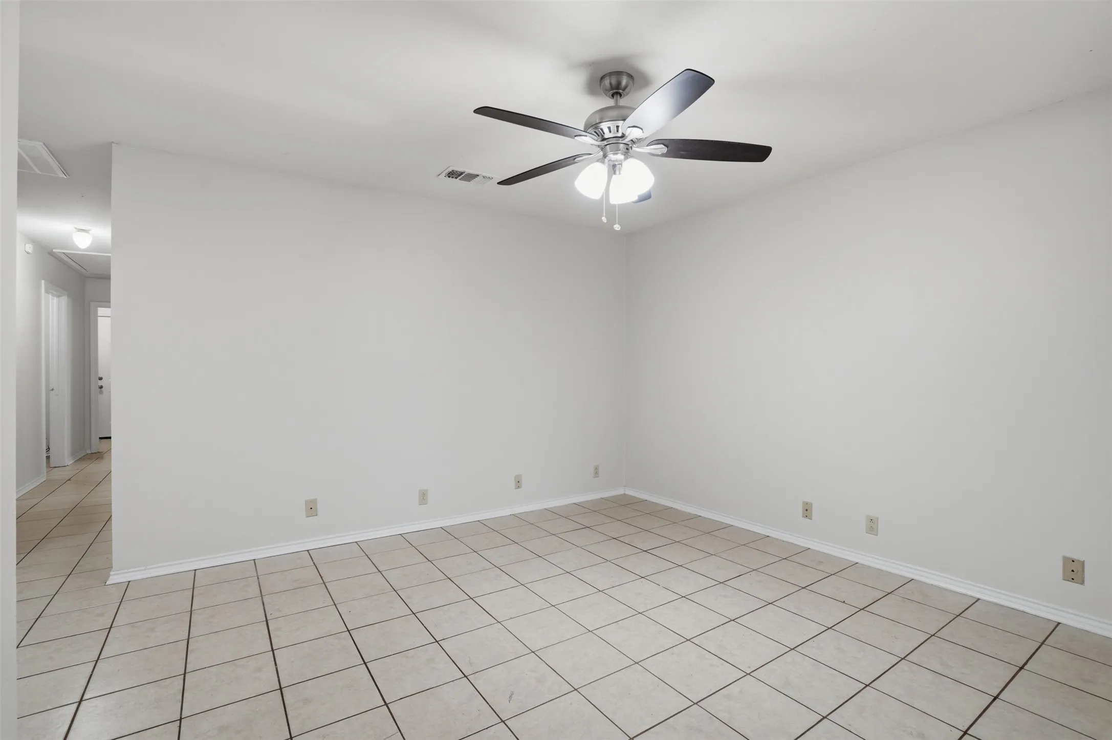 Duplex For Rent in Grayson County , 106 Shaw Street 106, Tom Bean, Texas 75491, 2 Bedroom, 1 Bathroom, Garage spaces, 938 Sqft, built in 1996, mls#21377870, Real Estate Agent in Tom Bean, Homes For Rent in Grayson county, Homes For Rent in Tom Bean, Realtor in Tom Bean Texas, Real Estate Brokerage Independent Realty Texas, Luminita Cordes Realtor