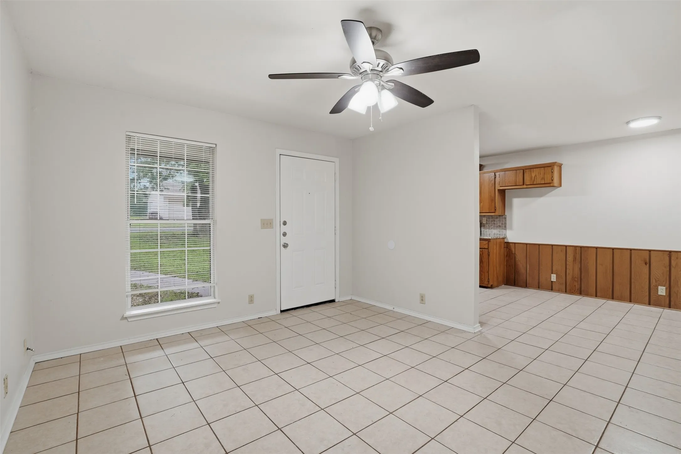 Duplex For Rent in Grayson County , 106 Shaw Street 106, Tom Bean, Texas 75491, 2 Bedroom, 1 Bathroom, Garage spaces, 938 Sqft, built in 1996, mls#21377870, Real Estate Agent in Tom Bean, Homes For Rent in Grayson county, Homes For Rent in Tom Bean, Realtor in Tom Bean Texas, Real Estate Brokerage Independent Realty Texas, Luminita Cordes Realtor