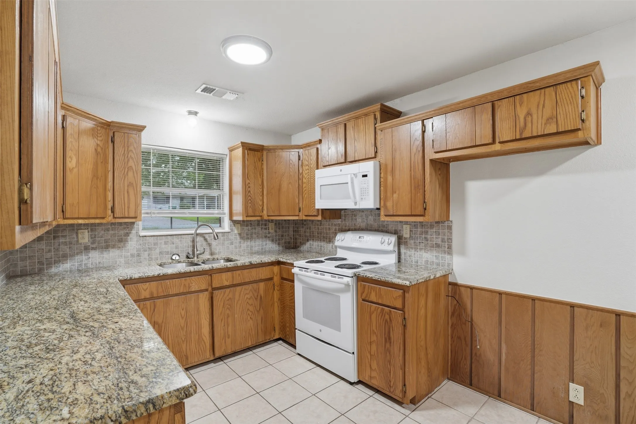 Duplex For Rent in Grayson County , 106 Shaw Street 106, Tom Bean, Texas 75491, 2 Bedroom, 1 Bathroom, Garage spaces, 938 Sqft, built in 1996, mls#21377870, Real Estate Agent in Tom Bean, Homes For Rent in Grayson county, Homes For Rent in Tom Bean, Realtor in Tom Bean Texas, Real Estate Brokerage Independent Realty Texas, Luminita Cordes Realtor