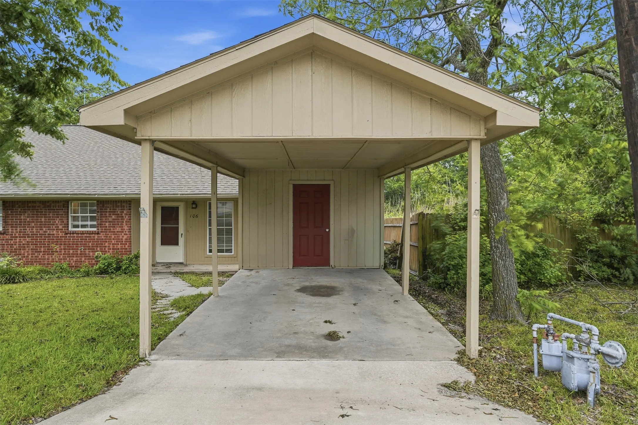 Duplex For Rent in Grayson County , 106 Shaw Street 106, Tom Bean, Texas 75491, 2 Bedroom, 1 Bathroom, Garage spaces, 938 Sqft, built in 1996, mls#21377870, Real Estate Agent in Tom Bean, Homes For Rent in Grayson county, Homes For Rent in Tom Bean, Realtor in Tom Bean Texas, Real Estate Brokerage Independent Realty Texas, Luminita Cordes Realtor