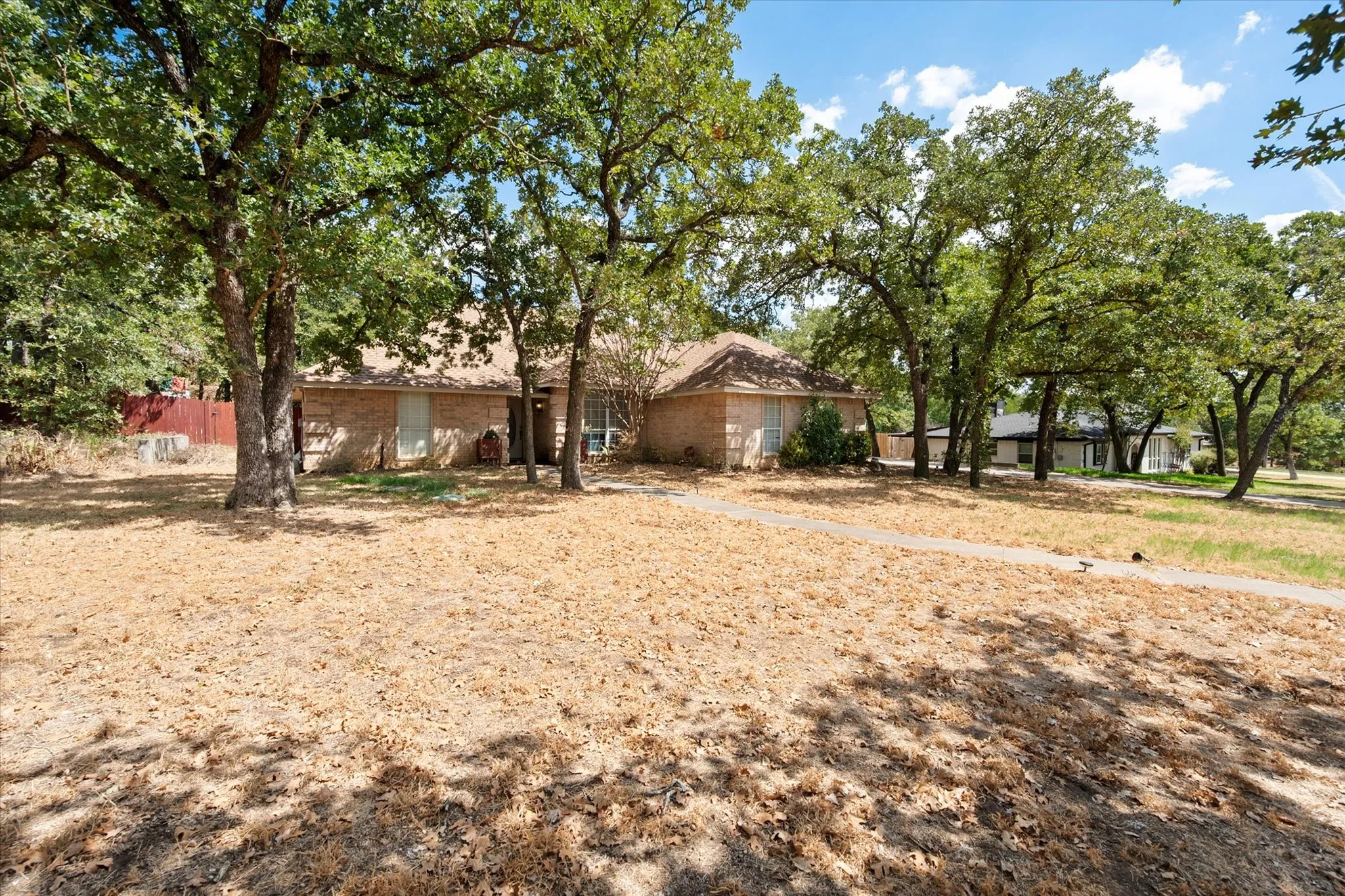 Single Family Residence For Sale in Johnson County , 512 Shady Oaks Trail, Burleson, Texas 76028, 4 Bedroom, 3 Bathroom, 2 Garage spaces, 2,535 Sqft, built in 1995, mls#21374211, Real Estate Agent in Burleson, Homes For Sale in Johnson county, Homes For Sale in Burleson, Realtor in Burleson Texas, Real Estate Brokerage Independent Realty Texas, Luminita Cordes Realtor