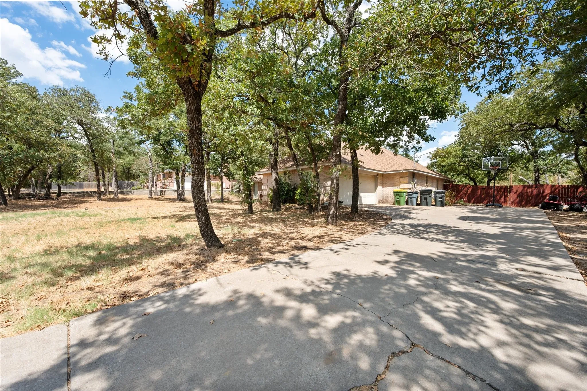 Single Family Residence For Sale in Johnson County , 512 Shady Oaks Trail, Burleson, Texas 76028, 4 Bedroom, 3 Bathroom, 2 Garage spaces, 2,535 Sqft, built in 1995, mls#21374211, Real Estate Agent in Burleson, Homes For Sale in Johnson county, Homes For Sale in Burleson, Realtor in Burleson Texas, Real Estate Brokerage Independent Realty Texas, Luminita Cordes Realtor