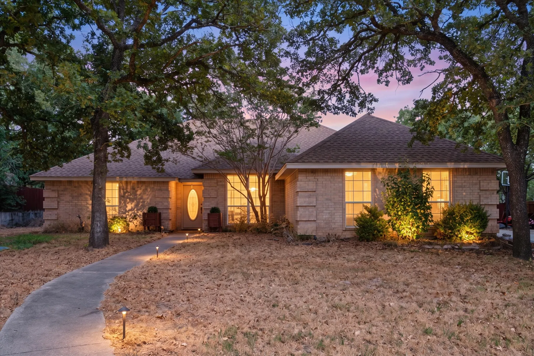 Single Family Residence For Sale in Johnson County , 512 Shady Oaks Trail, Burleson, Texas 76028, 4 Bedroom, 3 Bathroom, 2 Garage spaces, 2,535 Sqft, built in 1995, mls#21374211, Real Estate Agent in Burleson, Homes For Sale in Johnson county, Homes For Sale in Burleson, Realtor in Burleson Texas, Real Estate Brokerage Independent Realty Texas, Luminita Cordes Realtor