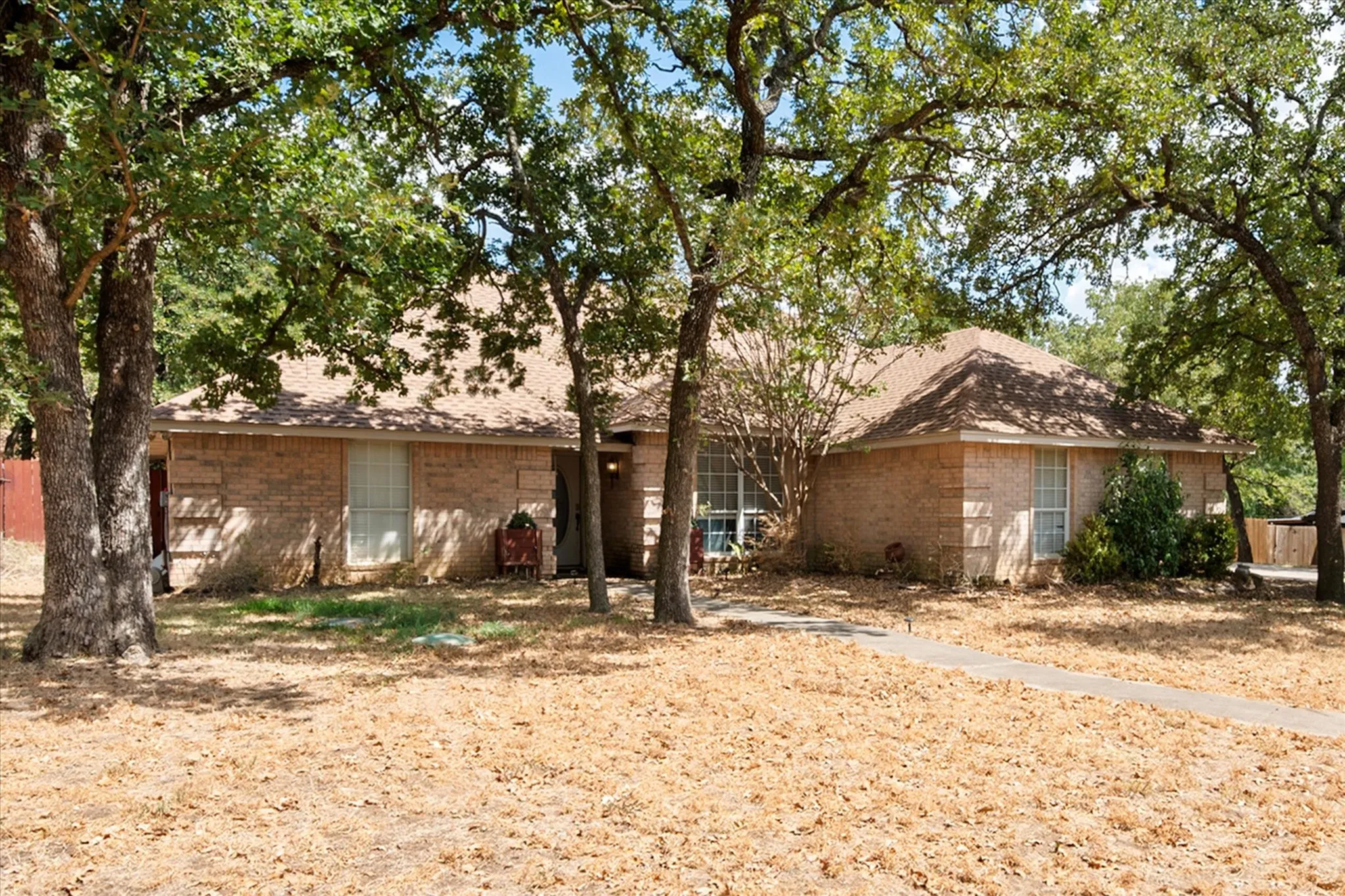 Single Family Residence For Sale in Johnson County , 512 Shady Oaks Trail, Burleson, Texas 76028, 4 Bedroom, 3 Bathroom, 2 Garage spaces, 2,535 Sqft, built in 1995, mls#21374211, Real Estate Agent in Burleson, Homes For Sale in Johnson county, Homes For Sale in Burleson, Realtor in Burleson Texas, Real Estate Brokerage Independent Realty Texas, Luminita Cordes Realtor