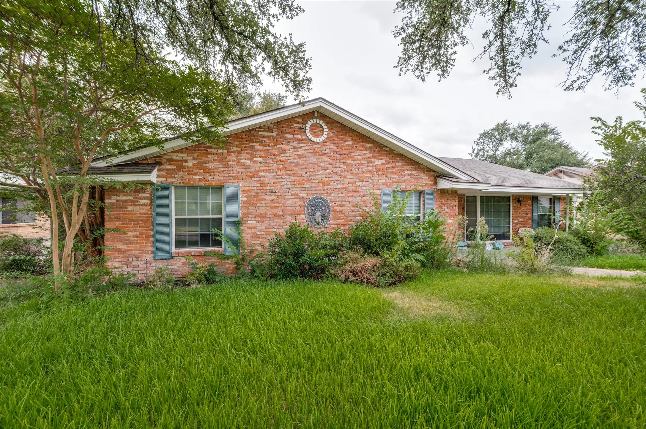 Single Family Residence For Sale in Dallas County , 3324 Whitehall Drive, Dallas, Texas 75229, 3 Bedroom, 3 Bathroom, 2 Garage spaces, 1,948 Sqft, built in 1961, mls#21377416, Real Estate Agent in Dallas, Homes For Sale in Dallas county, Homes For Sale in Dallas, Realtor in Dallas Texas, Real Estate Brokerage Independent Realty Texas, Luminita Cordes Realtor