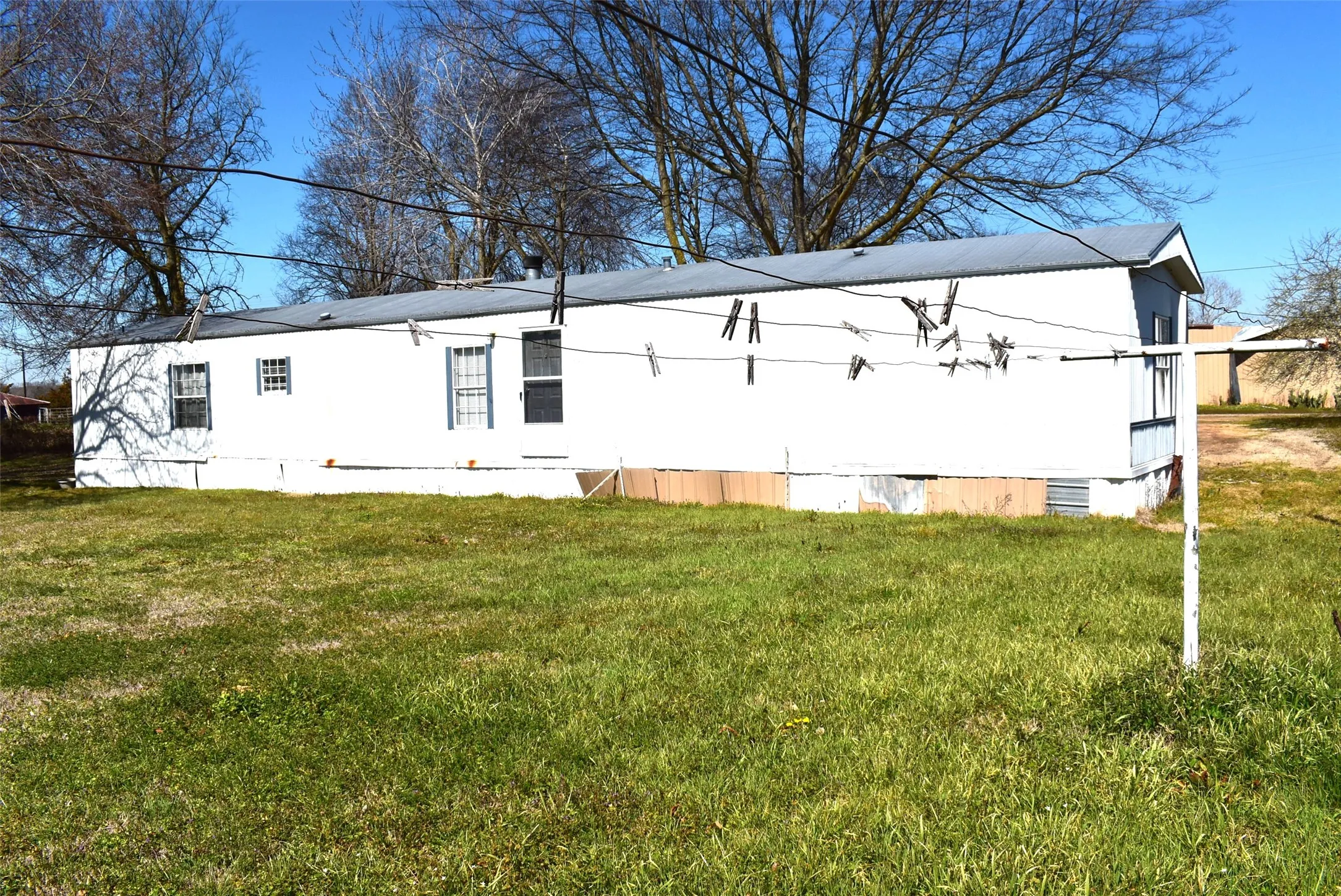 Manufactured Home For Sale in Hopkins County , 195 County Road 2468, Winnsboro, Texas 75494, 3 Bedroom, 2 Bathroom, Garage spaces, 840 Sqft, built in 2000, mls#21377579, Real Estate Agent in Winnsboro, Homes For Sale in Hopkins county, Homes For Sale in Winnsboro, Realtor in Winnsboro Texas, Real Estate Brokerage Independent Realty Texas, Luminita Cordes Realtor