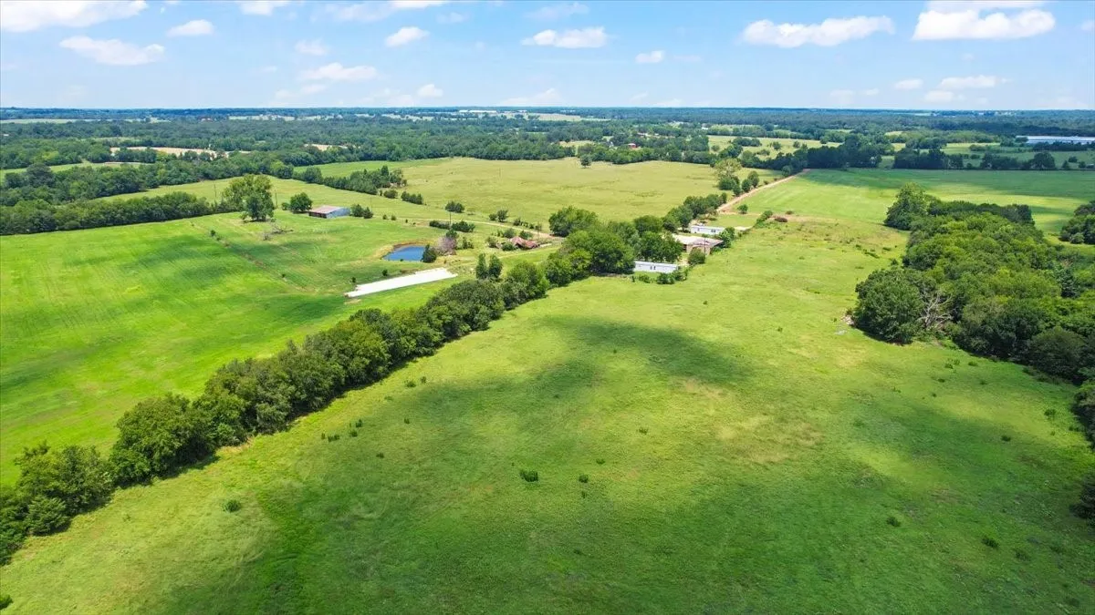 Manufactured Home For Sale in Hopkins County , 195 County Road 2468, Winnsboro, Texas 75494, 3 Bedroom, 2 Bathroom, Garage spaces, 840 Sqft, built in 2000, mls#21377579, Real Estate Agent in Winnsboro, Homes For Sale in Hopkins county, Homes For Sale in Winnsboro, Realtor in Winnsboro Texas, Real Estate Brokerage Independent Realty Texas, Luminita Cordes Realtor