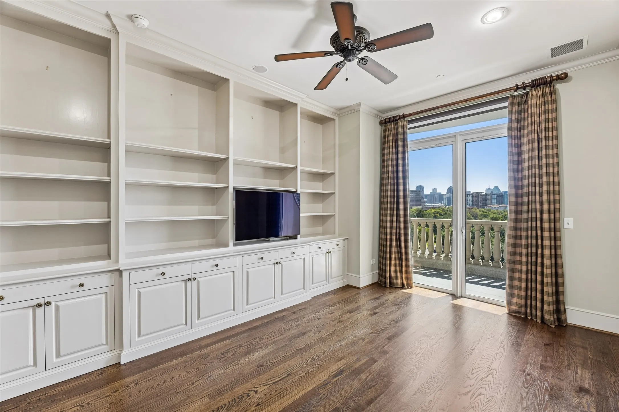 Condominium For Sale in Dallas County , 3505 Turtle Creek Boulevard 5A, Dallas, Texas 75219, 3 Bedroom, 5 Bathroom, 3 Garage spaces, 4,200 Sqft, built in 2000, mls#21377448, Real Estate Agent in Dallas, Homes For Sale in Dallas county, Homes For Sale in Dallas, Realtor in Dallas Texas, Real Estate Brokerage Independent Realty Texas, Luminita Cordes Realtor