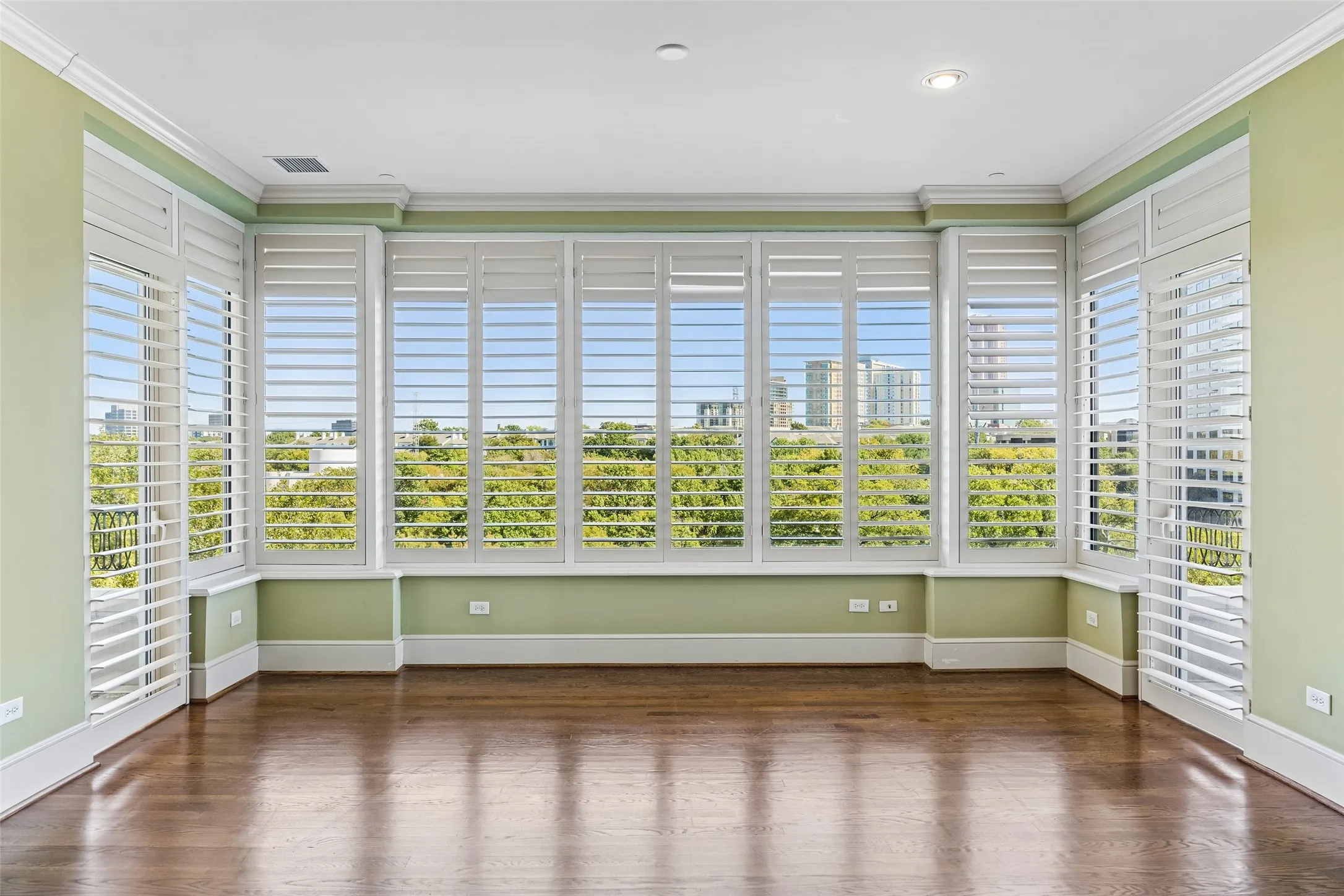Condominium For Sale in Dallas County , 3505 Turtle Creek Boulevard 5A, Dallas, Texas 75219, 3 Bedroom, 5 Bathroom, 3 Garage spaces, 4,200 Sqft, built in 2000, mls#21377448, Real Estate Agent in Dallas, Homes For Sale in Dallas county, Homes For Sale in Dallas, Realtor in Dallas Texas, Real Estate Brokerage Independent Realty Texas, Luminita Cordes Realtor