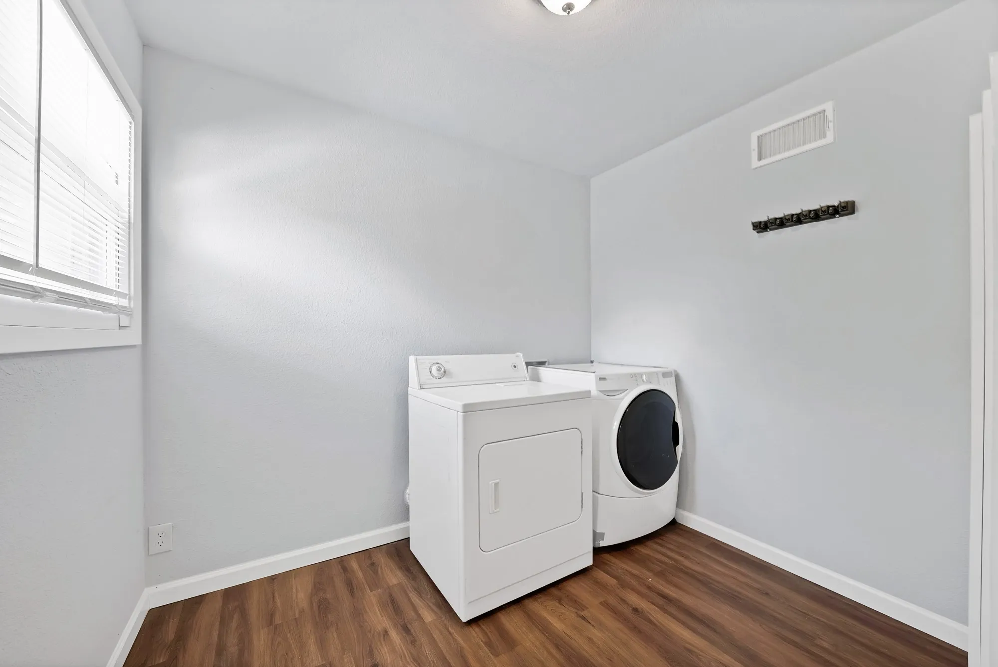 Single Family Residence For Sale in Dallas County , 1003 Brookhollow Drive, Irving, Texas 75061, 3 Bedroom, 2 Bathroom, 2 Garage spaces, 1,730 Sqft, built in 1957, mls#21377784, Real Estate Agent in Irving, Homes For Sale in Dallas county, Homes For Sale in Irving, Realtor in Irving Texas, Real Estate Brokerage Independent Realty Texas, Luminita Cordes Realtor