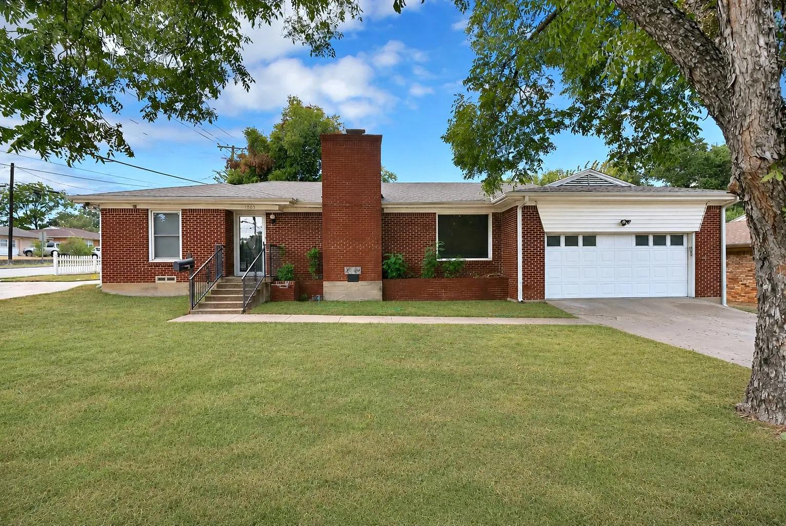 Single Family Residence For Sale in Dallas County , 1003 Brookhollow Drive, Irving, Texas 75061, 3 Bedroom, 2 Bathroom, 2 Garage spaces, 1,730 Sqft, built in 1957, mls#21377784, Real Estate Agent in Irving, Homes For Sale in Dallas county, Homes For Sale in Irving, Realtor in Irving Texas, Real Estate Brokerage Independent Realty Texas, Luminita Cordes Realtor