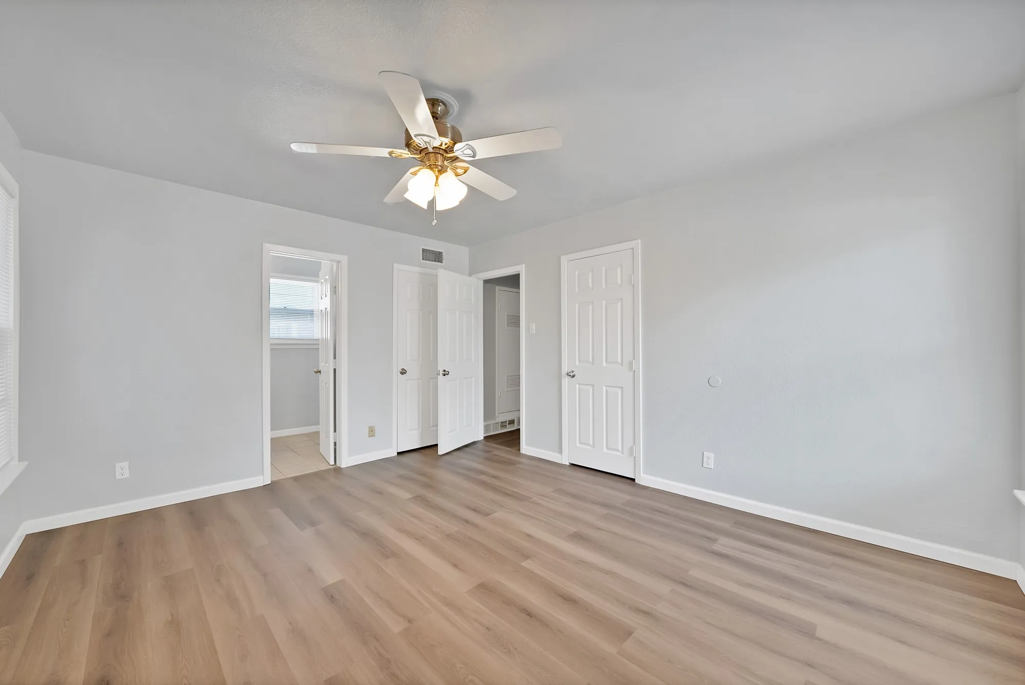 Single Family Residence For Sale in Dallas County , 1003 Brookhollow Drive, Irving, Texas 75061, 3 Bedroom, 2 Bathroom, 2 Garage spaces, 1,730 Sqft, built in 1957, mls#21377784, Real Estate Agent in Irving, Homes For Sale in Dallas county, Homes For Sale in Irving, Realtor in Irving Texas, Real Estate Brokerage Independent Realty Texas, Luminita Cordes Realtor