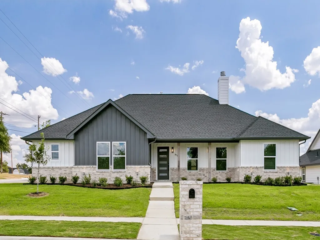 Single Family Residence For Sale in Parker County , 610 N Mill, Weatherford, Texas 76086, 3 Bedroom, 2 Bathroom, 2 Garage spaces, 1,780 Sqft, built in 2026, mls#21377543, Real Estate Agent in Weatherford, Homes For Sale in Parker county, Homes For Sale in Weatherford, Realtor in Weatherford Texas, Real Estate Brokerage Independent Realty Texas, Luminita Cordes Realtor
