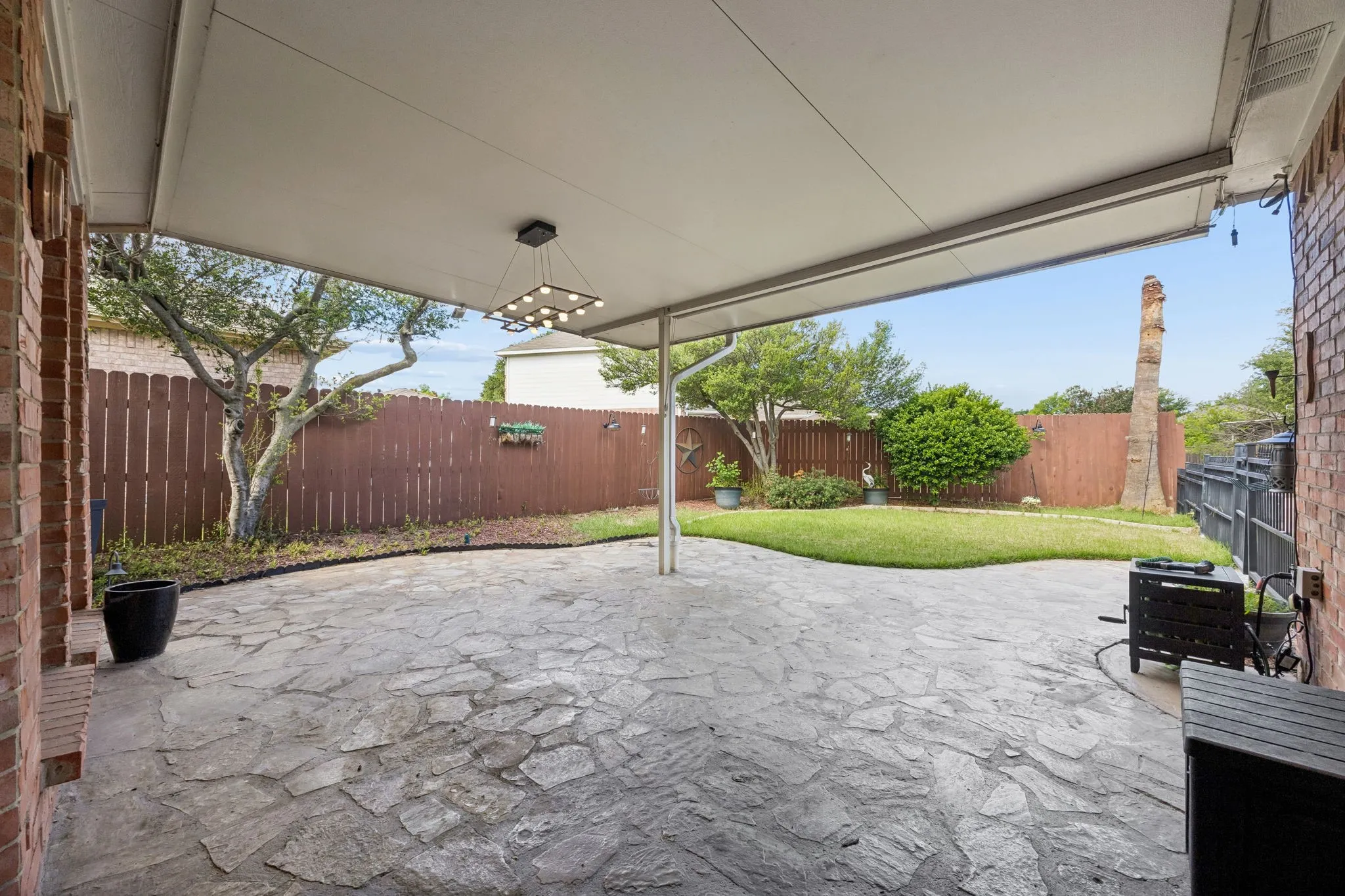Single Family Residence For Rent in Denton County , 804 Summit Pointe, Lewisville, Texas 75077, 3 Bedroom, 3 Bathroom, 2 Garage spaces, 2,445 Sqft, built in 1994, mls#21377879, Real Estate Agent in Lewisville, Homes For Rent in Denton county, Homes For Rent in Lewisville, Realtor in Lewisville Texas, Real Estate Brokerage Independent Realty Texas, Luminita Cordes Realtor