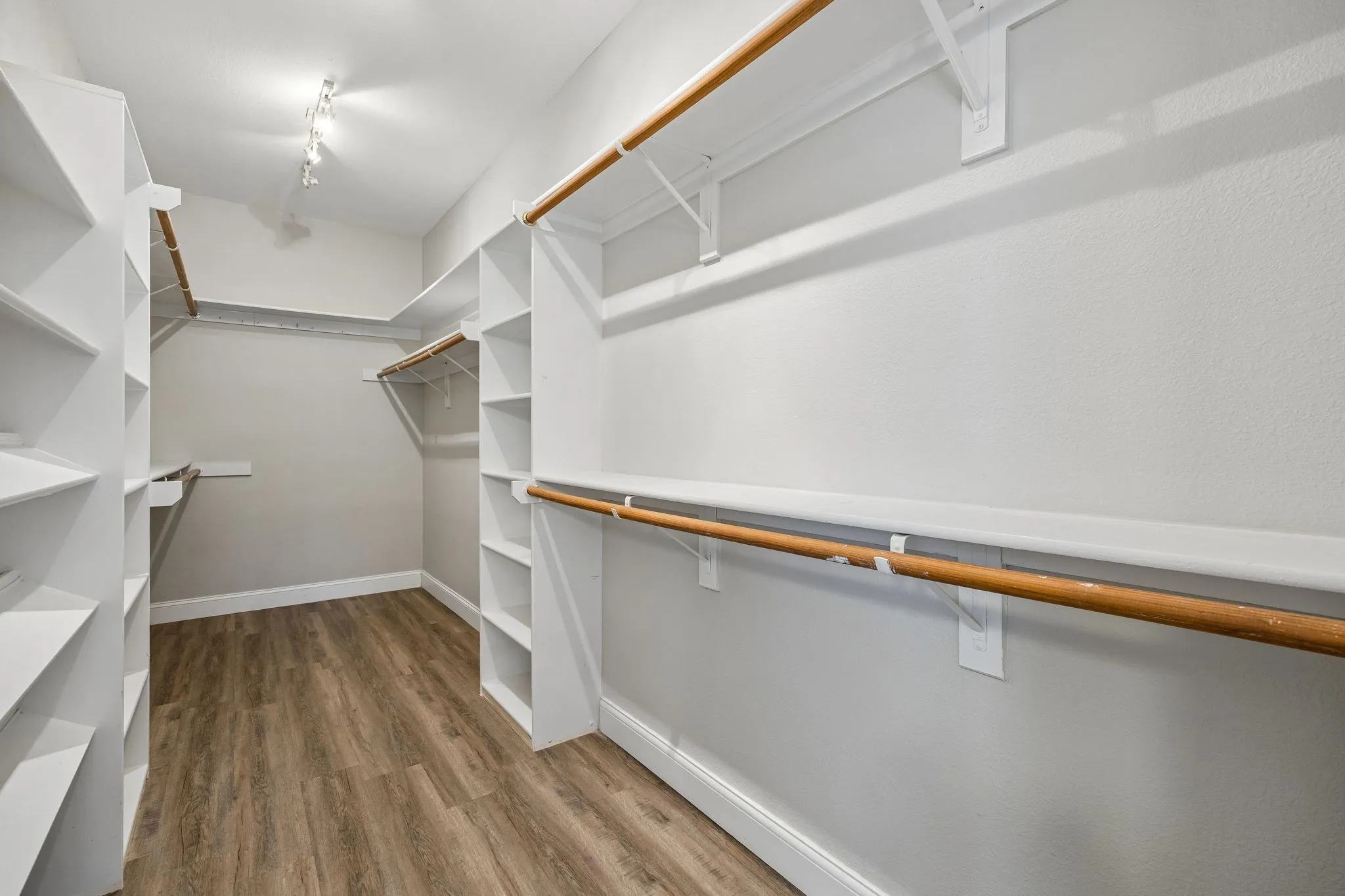 Single Family Residence For Rent in Denton County , 804 Summit Pointe, Lewisville, Texas 75077, 3 Bedroom, 3 Bathroom, 2 Garage spaces, 2,445 Sqft, built in 1994, mls#21377879, Real Estate Agent in Lewisville, Homes For Rent in Denton county, Homes For Rent in Lewisville, Realtor in Lewisville Texas, Real Estate Brokerage Independent Realty Texas, Luminita Cordes Realtor