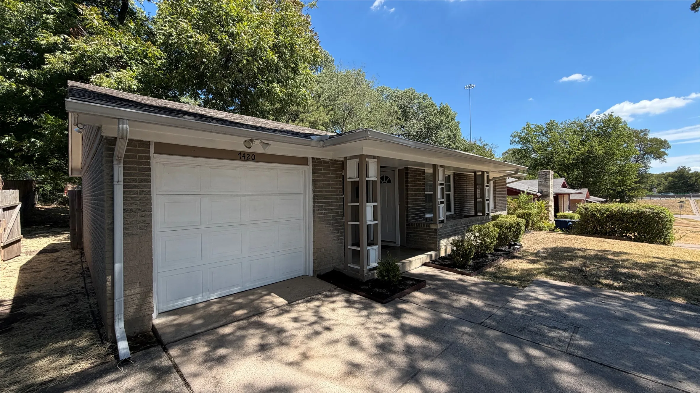 Single Family Residence For Rent in Dallas County , 7420 Arborcrest Drive, Dallas, Texas 75232, 3 Bedroom, 2 Bathroom, 1 Garage spaces, 1,218 Sqft, built in 1957, mls#21377882, Real Estate Agent in Dallas, Homes For Rent in Dallas county, Homes For Rent in Dallas, Realtor in Dallas Texas, Real Estate Brokerage Independent Realty Texas, Luminita Cordes Realtor