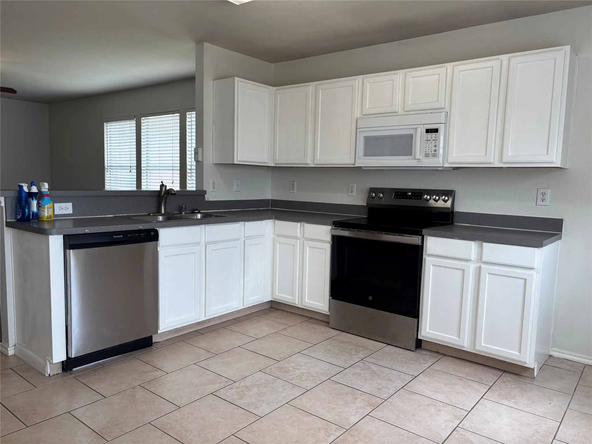 Single Family Residence For Rent in Collin County , 2711 Prairie Creek Drive, Mc Kinney, Texas 75071, 3 Bedroom, 2 Bathroom, 2 Garage spaces, 1,249 Sqft, built in 1999, mls#21377887, Real Estate Agent in Mc Kinney, Homes For Rent in Collin county, Homes For Rent in Mc Kinney, Realtor in Mc Kinney Texas, Real Estate Brokerage Independent Realty Texas, Luminita Cordes Realtor