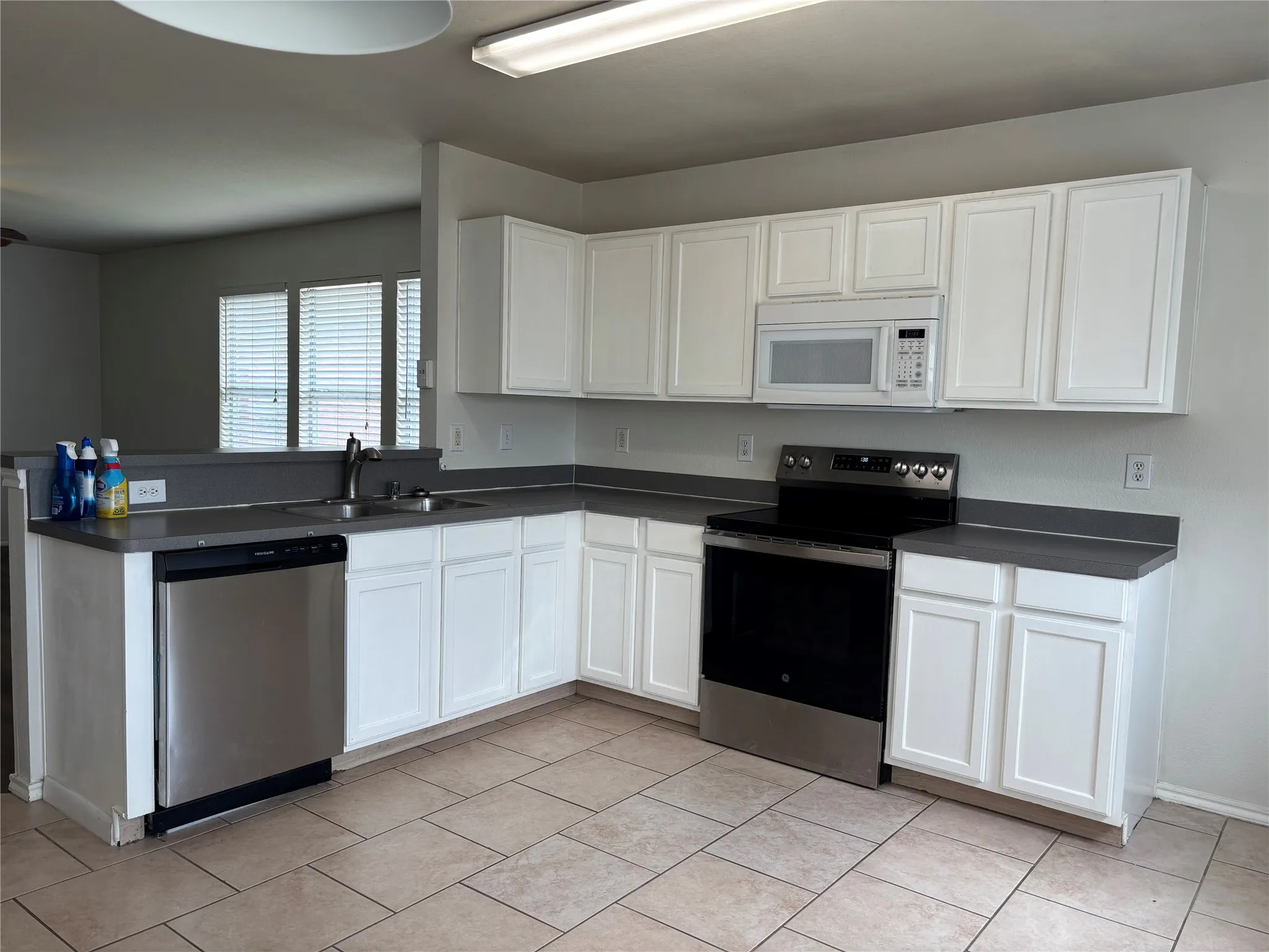 Single Family Residence For Rent in Collin County , 2711 Prairie Creek Drive, Mc Kinney, Texas 75071, 3 Bedroom, 2 Bathroom, 2 Garage spaces, 1,249 Sqft, built in 1999, mls#21377887, Real Estate Agent in Mc Kinney, Homes For Rent in Collin county, Homes For Rent in Mc Kinney, Realtor in Mc Kinney Texas, Real Estate Brokerage Independent Realty Texas, Luminita Cordes Realtor
