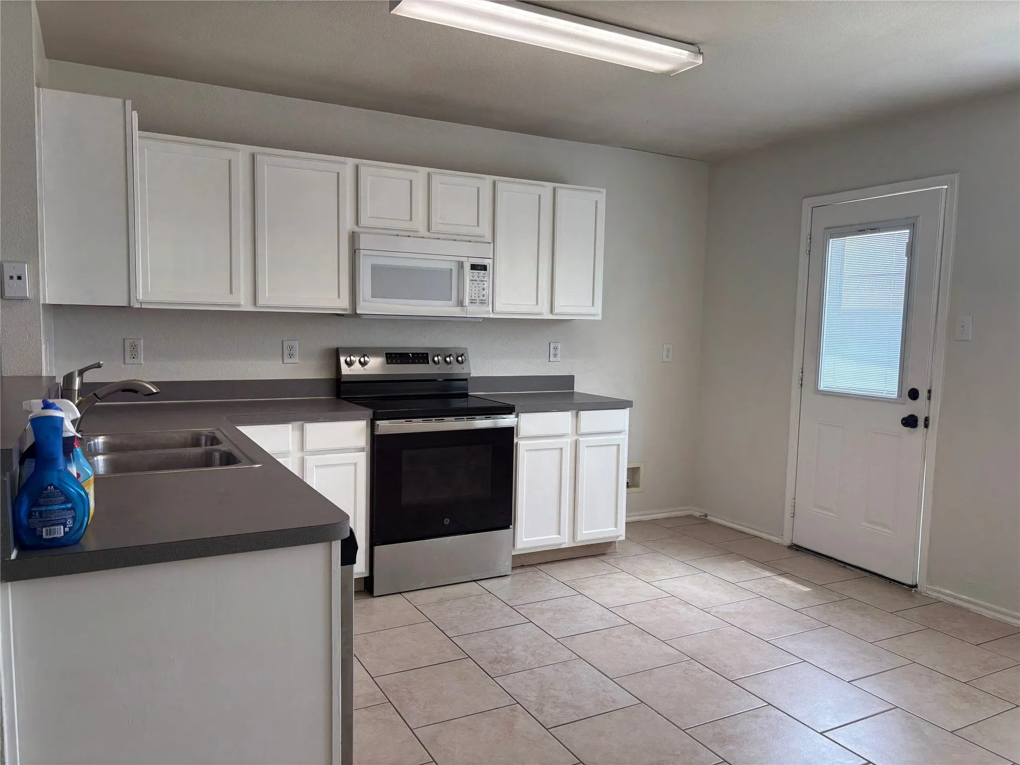 Single Family Residence For Rent in Collin County , 2711 Prairie Creek Drive, Mc Kinney, Texas 75071, 3 Bedroom, 2 Bathroom, 2 Garage spaces, 1,249 Sqft, built in 1999, mls#21377887, Real Estate Agent in Mc Kinney, Homes For Rent in Collin county, Homes For Rent in Mc Kinney, Realtor in Mc Kinney Texas, Real Estate Brokerage Independent Realty Texas, Luminita Cordes Realtor