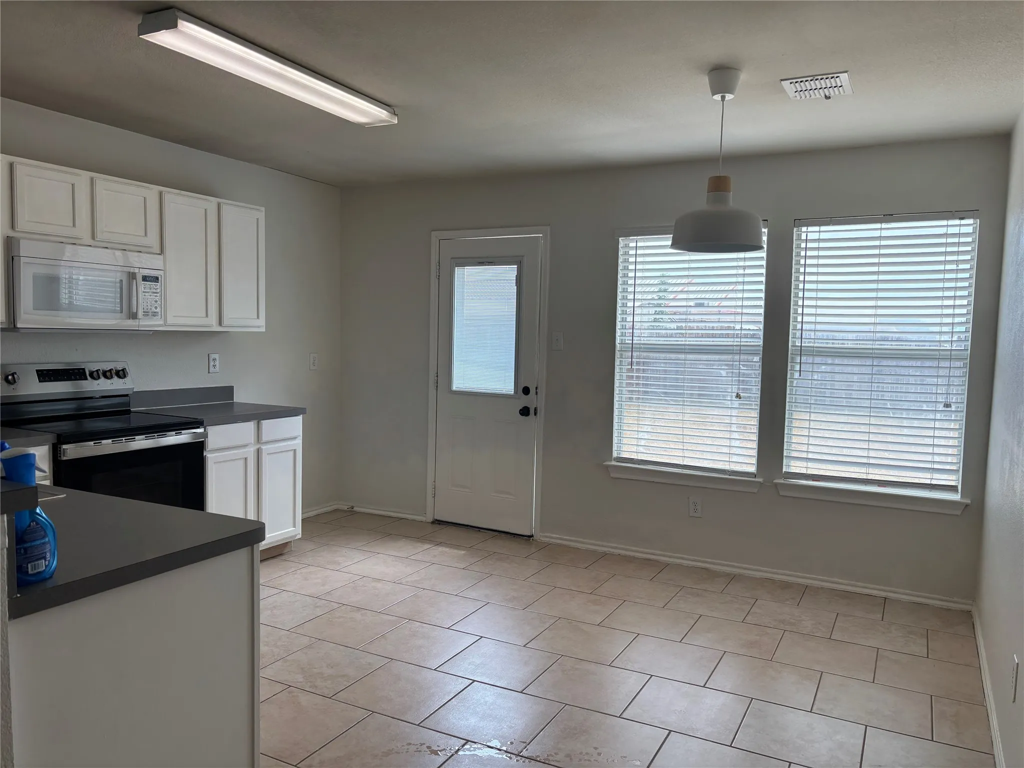 Single Family Residence For Rent in Collin County , 2711 Prairie Creek Drive, Mc Kinney, Texas 75071, 3 Bedroom, 2 Bathroom, 2 Garage spaces, 1,249 Sqft, built in 1999, mls#21377887, Real Estate Agent in Mc Kinney, Homes For Rent in Collin county, Homes For Rent in Mc Kinney, Realtor in Mc Kinney Texas, Real Estate Brokerage Independent Realty Texas, Luminita Cordes Realtor