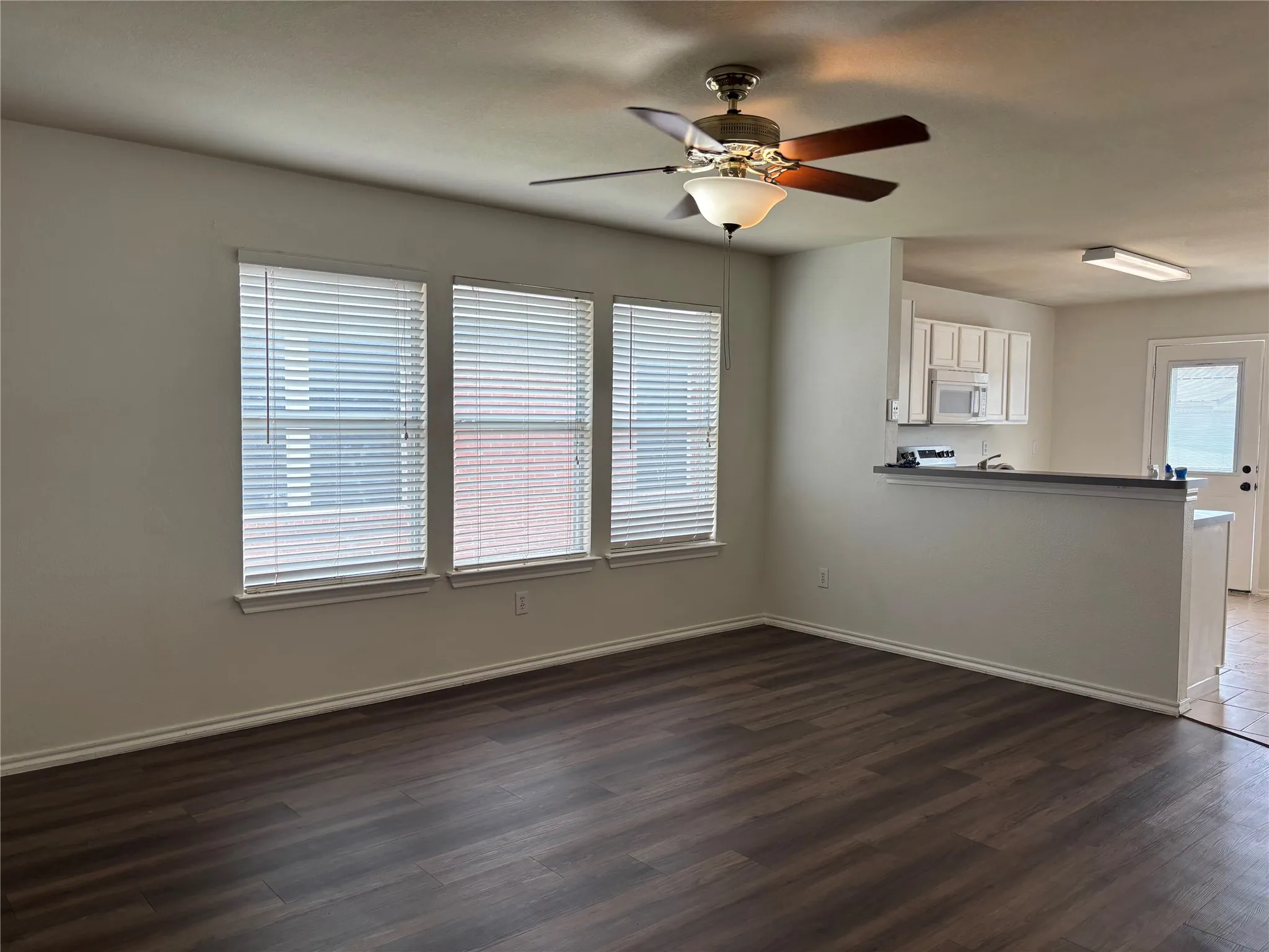 Single Family Residence For Rent in Collin County , 2711 Prairie Creek Drive, Mc Kinney, Texas 75071, 3 Bedroom, 2 Bathroom, 2 Garage spaces, 1,249 Sqft, built in 1999, mls#21377887, Real Estate Agent in Mc Kinney, Homes For Rent in Collin county, Homes For Rent in Mc Kinney, Realtor in Mc Kinney Texas, Real Estate Brokerage Independent Realty Texas, Luminita Cordes Realtor