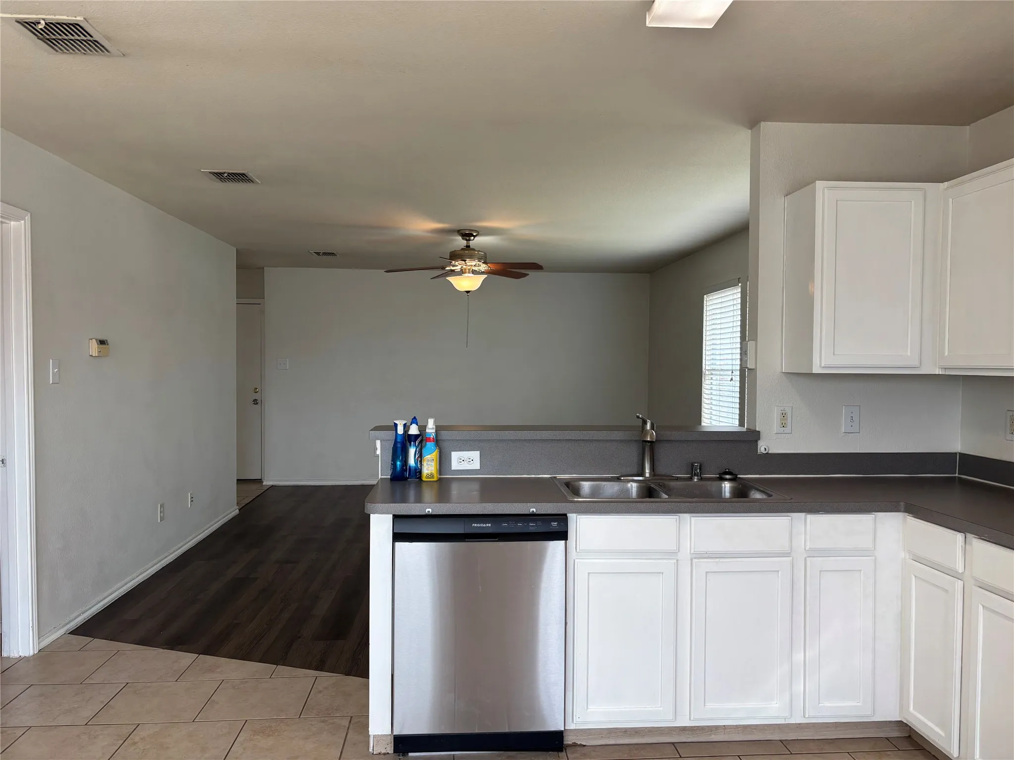 Single Family Residence For Rent in Collin County , 2711 Prairie Creek Drive, Mc Kinney, Texas 75071, 3 Bedroom, 2 Bathroom, 2 Garage spaces, 1,249 Sqft, built in 1999, mls#21377887, Real Estate Agent in Mc Kinney, Homes For Rent in Collin county, Homes For Rent in Mc Kinney, Realtor in Mc Kinney Texas, Real Estate Brokerage Independent Realty Texas, Luminita Cordes Realtor